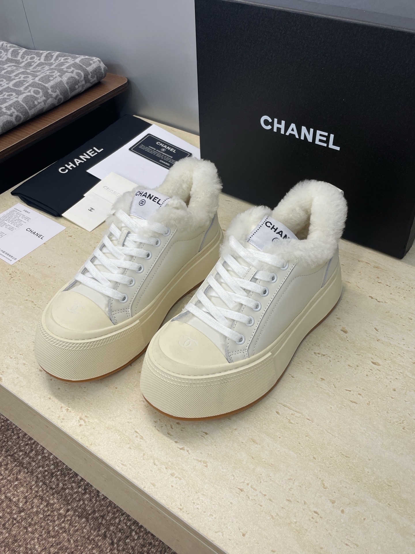 NO:612356,CHANEL Chanel 2025 autumn and winter new lace-up casual white shoes, small fragrant letter logo thick-soled round toe color-blocking sports skateboard cold-proof lamb wool women's shoes Material: imported calfskin upper + imported lamb wool lining + original molded outsole Bottom thickness: 4CM Size: women's size 35-41 (40.41 customization is not returnable), casual shoes/sports shoes, chanel, chanel, sneakers, cowhide19860909CHANEL 香奈儿2025秋冬新款系带休闲小白鞋 小香字母logo厚底圆头拼色运动滑板防寒羊羔毛女鞋 材质:鞋面进口小牛皮+进口羊羔毛内里+原版开模大底 底厚:4CM Size:女码35-41(40.41定制不退换),休闲鞋/运动鞋,chanel,chanel,sneakers,cowhide,Women's Shoes