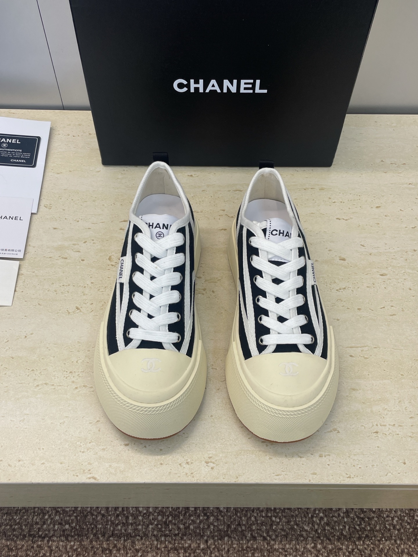 NO:612367,CHANEL Chanel 2025 autumn and winter new lace-up canvas casual shoes, small fragrant letter logo thick-soled round-toe color-blocking sports skateboard women's shoes Material: upper imported environmentally friendly canvas + water-dyed sheepskin lining + original molded outsole Sole thickness: 4CM Size: women's size 35-41 (40.41 customization is not returnable), casual shoes/sports shoes, chanel, chanel, sneakers, sheepskin19860909CHANEL 香奈儿2025秋冬新款系带帆布休闲鞋 小香字母logo厚底圆头拼色运动滑板女鞋 材质:鞋面进口环保帆布+水染羊皮内里+原版开模大底 底厚:4CM Size:女码35-41(40.41定制不退换),休闲鞋/运动鞋,chanel,chanel,sneakers,sheepskin,Women's Shoes
