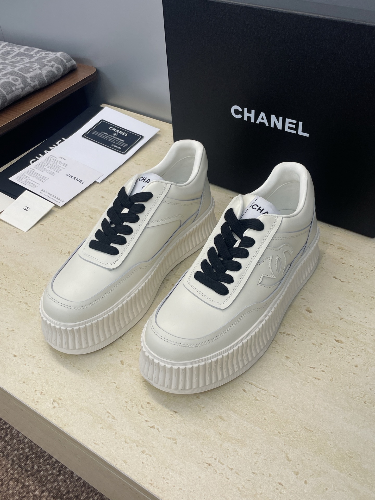 NO:612341,CHANEL 2025 autumn and winter new lace-up casual platform white shoes, Xiaoxiang letter logo thick-soled round-toe color-blocking skateboard sports shoes for women Material: imported calfskin upper + water-dyed sheepskin lining + original molded outsole Sole thickness: 4CM Size: women's size 35-41 (40.41 customization is not returnable), casual shoes/sports shoes, chanel, chanel, sneakers, cowhide, sheepskin19860909CHANEL 香奈儿2025秋冬新款系带休闲松糕小白鞋 小香字母logo厚底圆头拼色滑板运动女鞋 材质:鞋面进口小牛皮+水染羊皮内里+原版开模大底 底厚:4CM Size:女码35-41(40.41定制不退换),休闲鞋/运动鞋,chanel,chanel,sneakers,cowhide,sheepskin,Women's Shoes