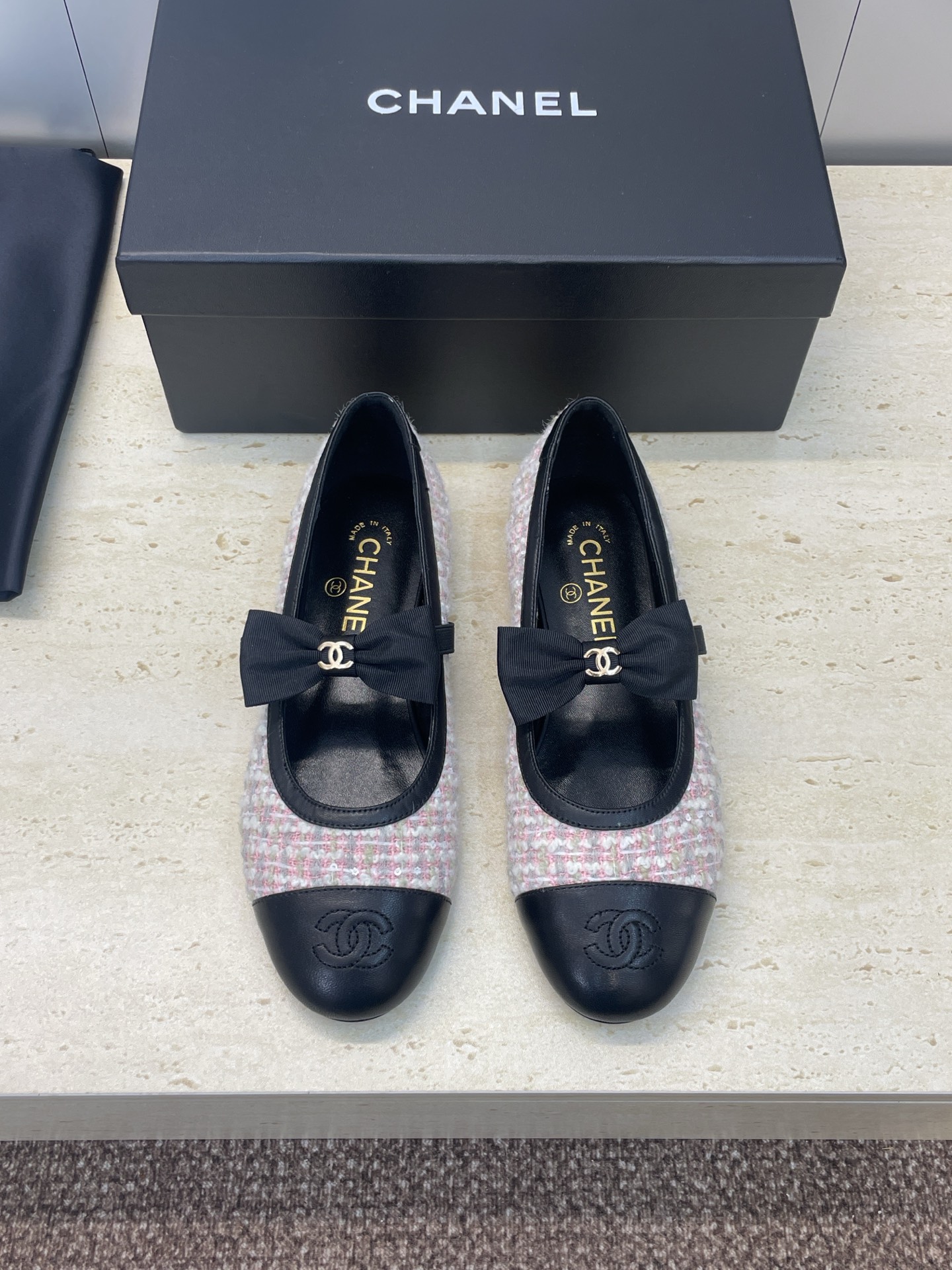 NO:616016,Chanel 2025 new autumn and winter bow Mary Jane ballet doll women's shoes, small fragrant letters logo hardware buckle flat round toe color matching shoes Material: imported full-grain sheepskin upper/imported environmentally friendly breathable woolen fabric + water-dyed sheepskin lining + Italian genuine leather outsole Size35-39 (40.41 customized non-refundable), single shoes, chanel, chanel, mary jane, sheepskin, Leather soles19860909Chanel 香奈儿 2025秋冬新款蝴蝶结玛丽珍芭蕾舞娃娃女鞋 小香字母logo五金扣平底圆头拼色单鞋 材质:鞋面进口全粒面羊皮/进口环保透气毛呢面料+水染羊皮内里+意大利真皮大底 Size35-39（40.41定制不退换）,单鞋,chanel,chanel,mary jane,sheepskin,Leather soles,Women's Shoes