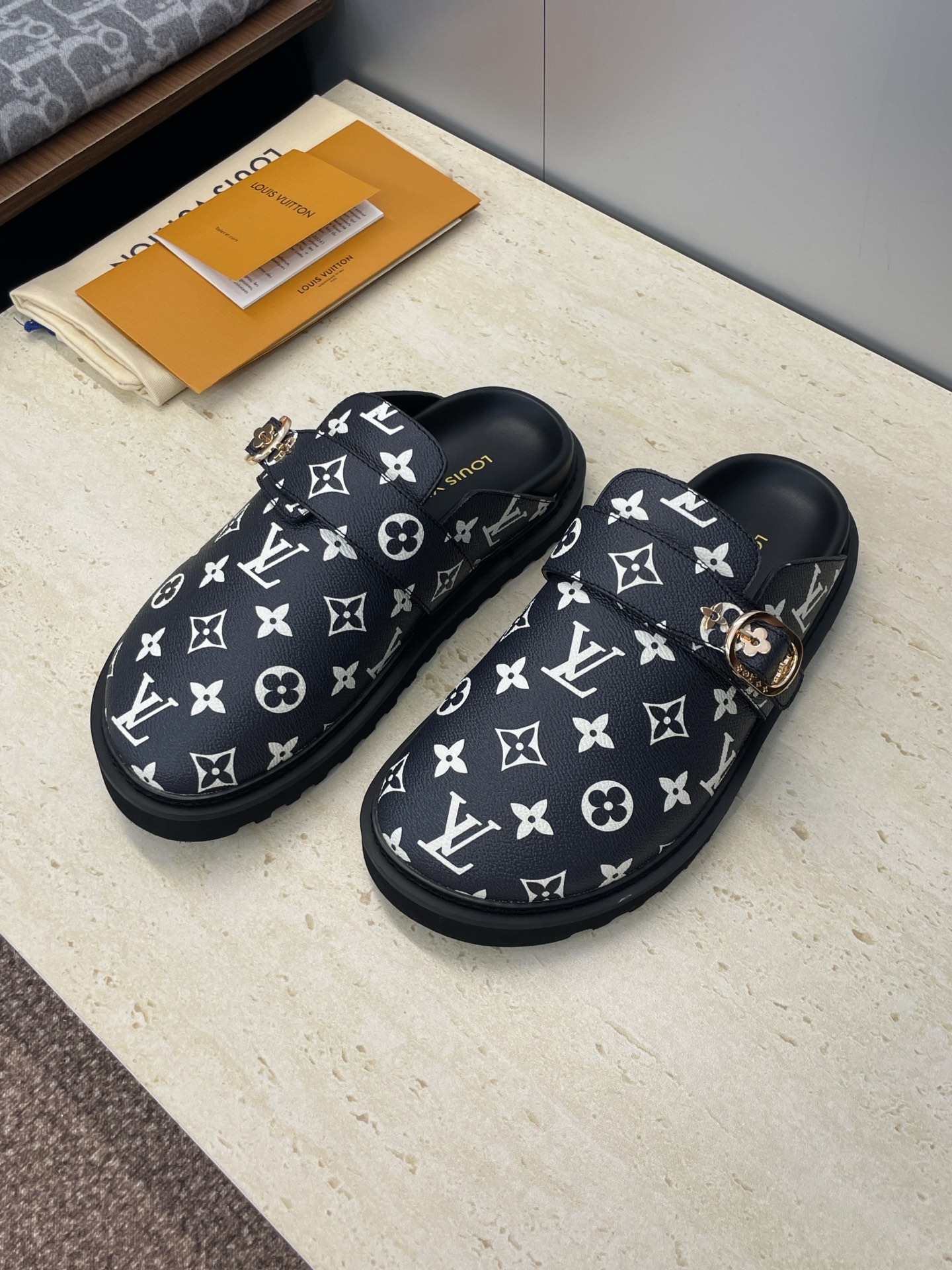 NO:615162,Louis Vuitto* 2025 new autumn and winter style To-Go Comfort toe-toe casual Birkenstock shoes for couples LV letter logo hardware belt buckle thick-soled color-blocking Mule slippers Material upper imported calfskin/washed denim surface + water-dyed cowhide lining + original open-molded Tpu outsole Size: Women's size 35-41 (41 customization is not returnable) Men's size 39-45 (45 customization is not returnable), half drag, louis  vuitton,louis vuitton,slippers,cowhide19860909Louis Vuitto* 2025秋冬新款 To-Go Comfort情侣款包头休闲勃肯鞋 LV字母logo五金皮带扣厚底拼色穆勒拖鞋 材质鞋面进口小牛皮/水洗牛仔布面+水染牛皮内里+原版开模Tpu大底 Size:女码35-41(41定制不退换） 男码39-45(45定制不退换),半拖,louis vuitton,louis vuitton,slippers,cowhide,Women's Shoes