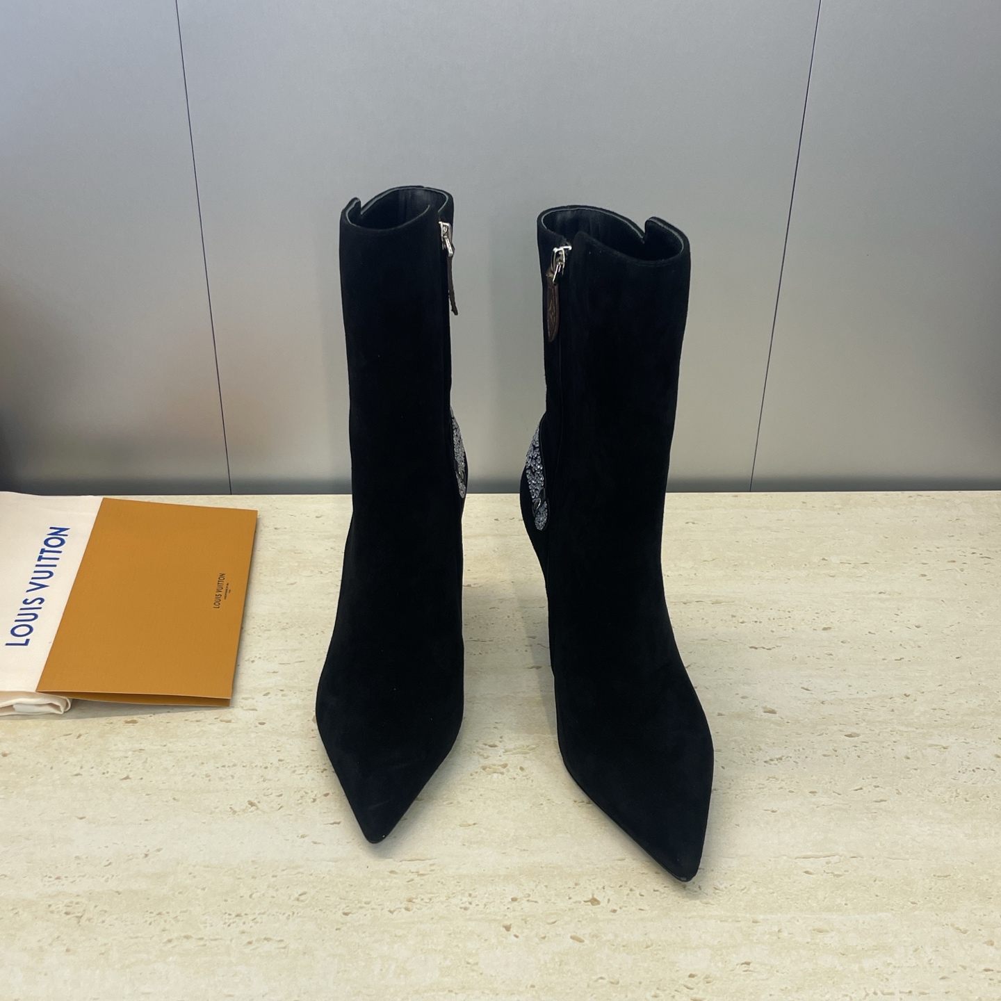 NO:615152,Louis Vuitton* 2025 new autumn and winter Legacy side zipper rhinestone motorcycle and naked short boots LV letter logo high heel pointed toe color block Martin knight boots Material upper imported calfskin/imported sheepskin + imported environmentally friendly breathable fabric lining + water-dyed sheepskin feet + Italian leather outsole Heel height: 9.5CM Size: women's size 35-41 (40.41 customization is not returnable), boots, louis  vuitton,louis vuitton,boots,cowhide,sheepskin,sheep,Leather soles19860909Louis Vuitton* 2025秋冬新款Legacy 侧拉链水钻机车及裸短靴 LV字母logo高跟尖头拼色马丁骑士靴 材质鞋面进口小牛皮/进口羊猄皮+进口环保透气织物内里+水染羊皮垫脚+意大利真皮大底 跟高:9.5CM Size:女码35-41（40.41定制不退换）,靴子,louis vuitton,louis vuitton,boots,cowhide,sheepskin,sheep,Leather soles,Women's Shoes