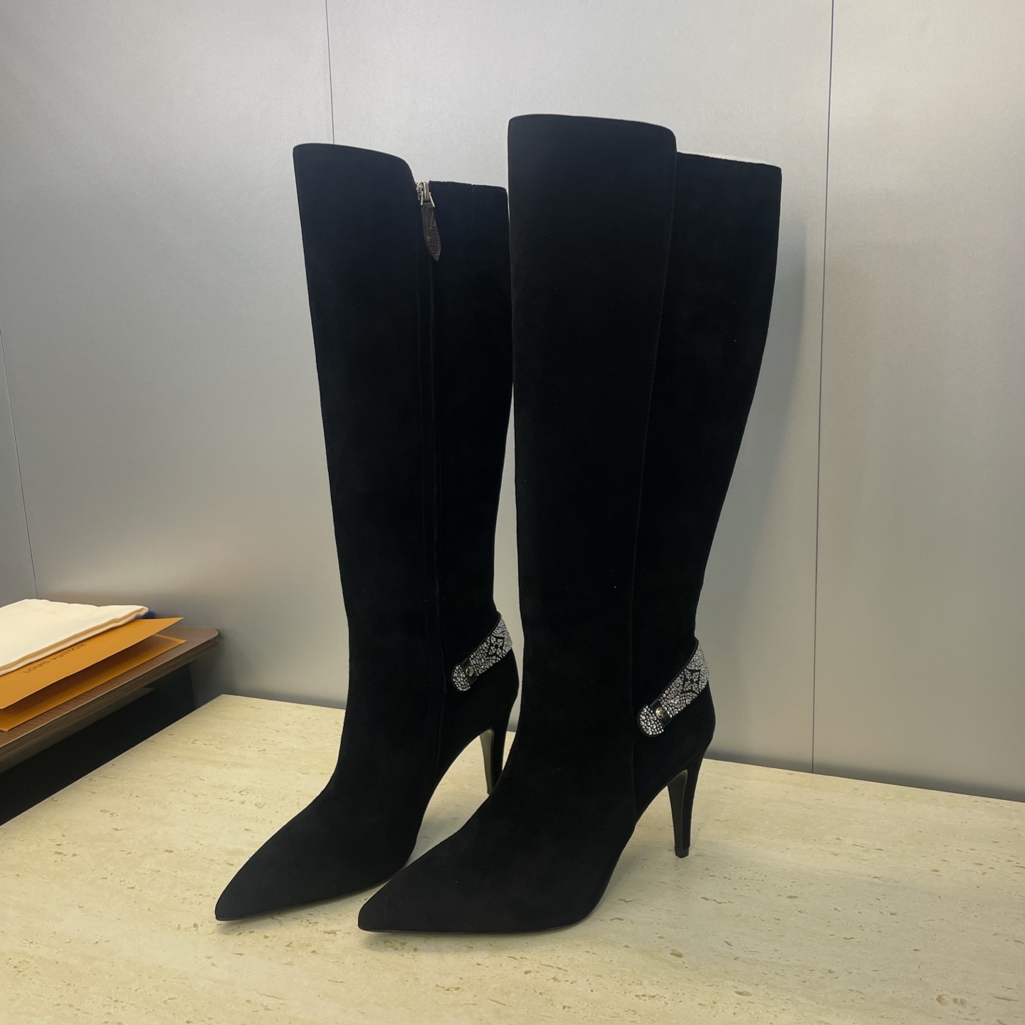 NO:615157,Louis Vuitton* 2025 new autumn and winter Legacy side zipper rhinestone motorcycle knee-high women's boots LV letter logo high heel pointed toe color matching tall Martin knight boots Material upper imported calfskin/imported sheepskin + imported environmentally friendly breathable fabric lining + water-dyed sheepskin feet + Italian leather outsole Heel height: 9.5CM Size: women's size 35-41 (40.41 customization is not returnable), boots, louis  vuitton,louis vuitton,boots,cowhide,sheepskin,sheep,Leather soles19860909Louis Vuitton* 2025秋冬新款Legacy 侧拉链水钻机车及膝女长靴 LV字母logo高跟尖头拼色高筒马丁骑士靴 材质鞋面进口小牛皮/进口羊猄皮+进口环保透气织物内里+水染羊皮垫脚+意大利真皮大底 跟高:9.5CM Size:女码35-41（40.41定制不退换）,靴子,louis vuitton,louis vuitton,boots,cowhide,sheepskin,sheep,Leather soles,Women's Shoes