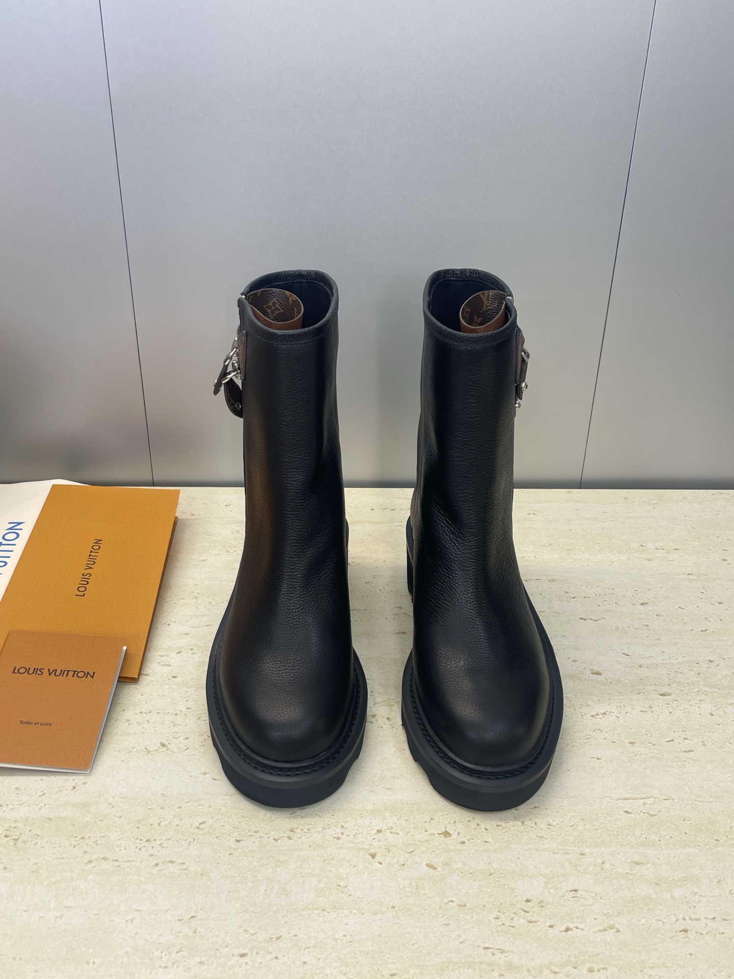 NO:615147,Louis Vuitton* 2025 new autumn and winter style Beaubourg punk style side zipper motorcycle and naked women's short boots LV letter logo hardware presbyopic belt buckle thick bottom round toe low heel color matching knight boots Material upper imported calfskin + environmentally friendly breathable fabric lining + water-dyed sheepskin feet + original open molded outsole Heel height: 4.5CM Size: women's size 35-41 (40.41 customization is not returnable), boots, louis  vuitton,louis vuitton,boots,cowhide,sheepskin19860909Louis Vuitton* 2025秋冬新款 Beaubourg朋克风格侧拉链机车及裸女短靴 LV字母logo五金老花皮带扣厚底圆头低跟拼色骑士靴 材质鞋面进口小牛皮+环保透气织物内里+水染羊皮垫脚+原版开模大底 跟高:4.5CM Size:女码35-41(40.41定制不退换）,靴子,louis vuitton,louis vuitton,boots,cowhide,sheepskin,Women's Shoes