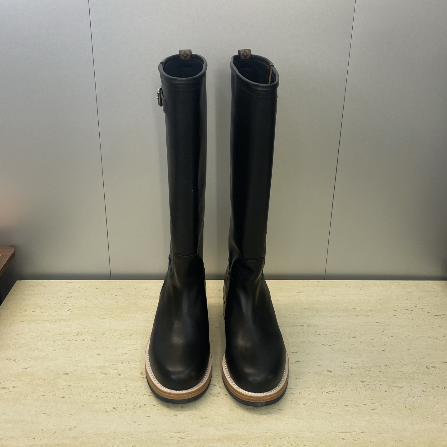 NO:615142,Louis Vuitton* 2025 Autumn and Winter New Biker punk style motorcycle knee-high women's boots LV letter logo hardware presbyopic belt buckle thick bottom round toe low heel color matching one-legged high-top knight boots Material upper imported calfskin + environmentally friendly breathable fabric lining + water-dyed sheepskin feet + original open-molded leather welt combination outsole Heel height: 4.5CM  Size: women's size 35-41 (40.41 customization is not returnable), boots, louis vuitton, louis vuitton, boots, cowhide, sheepskin19860909Louis Vuitton* 2025秋冬新款 Biker 朋克风格机车及膝女长靴 LV字母logo五金老花皮带扣厚底圆头低跟拼色一脚蹬高筒骑士靴 材质鞋面进口小牛皮+环保透气织物内里+水染羊皮垫脚+原版开模真皮沿条组合大底 跟高:4.5CM Size:女码35-41(40.41定制不退换）,靴子,louis vuitton,louis vuitton,boots,cowhide,sheepskin,Women's Shoes