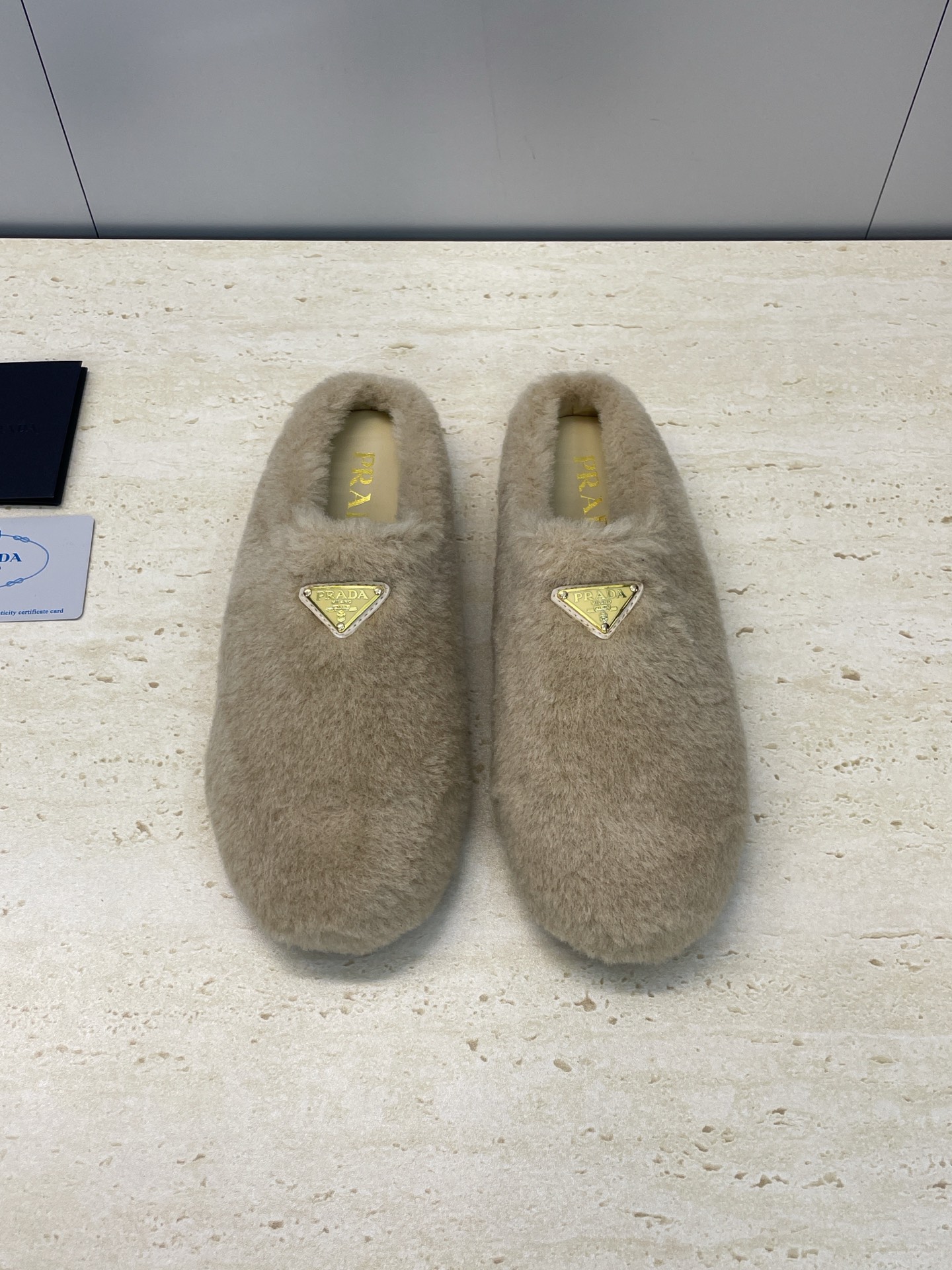 NO:615590,Prada 2025 autumn and winter new women's shoes Prada letter logo hardware buckle mule shoes Star's same style flat-bottomed round-toe home fur slippers Material upper imported lamb wool + water-dyed sheepskin lining + original molded Tpu outsole Size: 35-41 (40.41 customized non-returnable), semi-slip fur shoes, prada, prada, slippers, sheepskin19860909Prada 2025秋冬新款女鞋 普拉达字母logo五金扣穆勒鞋 明星同款平底圆头居家毛毛拖鞋 材质鞋面进口羊羔毛+水染羊皮内里+原版开模Tpu大底 Size:35-41(40.41定制不退换）,半拖毛毛鞋,prada,prada,slippers,sheepskin,Women's Shoes