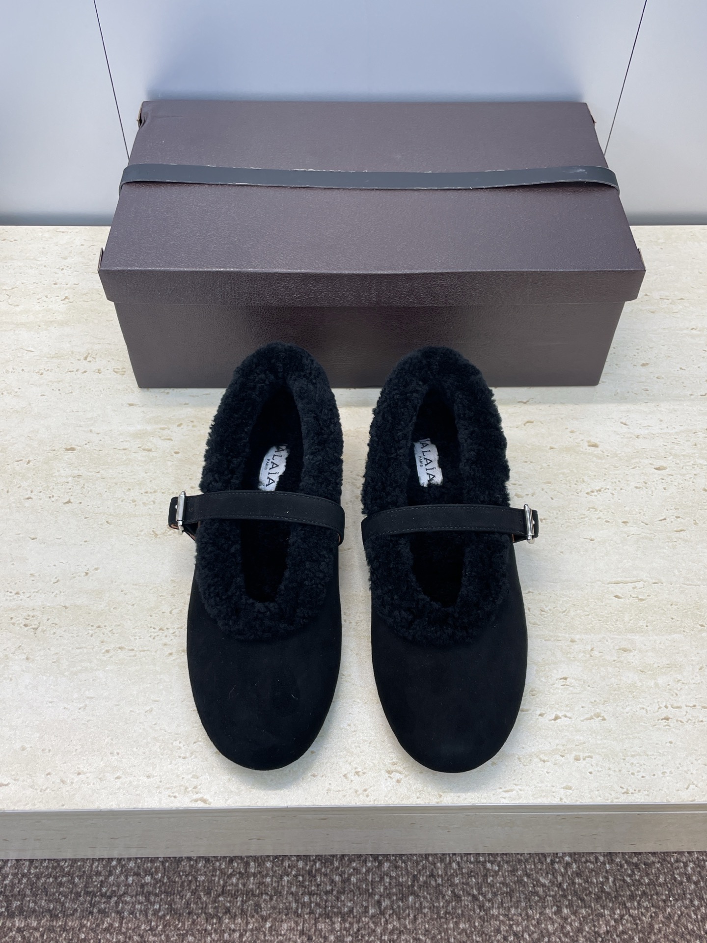 NO:615587,Ordinary box/original leather box ALAIA's new lamb wool Mary Jane ballerina shoes for autumn and winter ALAIA star's same style flat-bottomed round-head hardware rivet belt buckle color matching lazy loafers Material upper imported sheepskin + lambswool lining + original open mold outsole Size34-42 (34, 40, 41, 42, customization is not returnable), fur shoes, alaia, loafers, mary jane, sheep19860909普通盒/原版皮盒 阿莱亚秋冬新款羊羔毛玛丽珍芭蕾舞女鞋 ALAIA明星同款平底圆头五金铆钉皮带扣拼色懒人乐福单鞋 材质鞋面进口羊猄皮+羊羔毛内里+ 原版开模大底 Size34-42（34、40、41、42、定制不退换）,毛毛鞋,alaia,loafers,mary jane,sheep,Women's Shoes