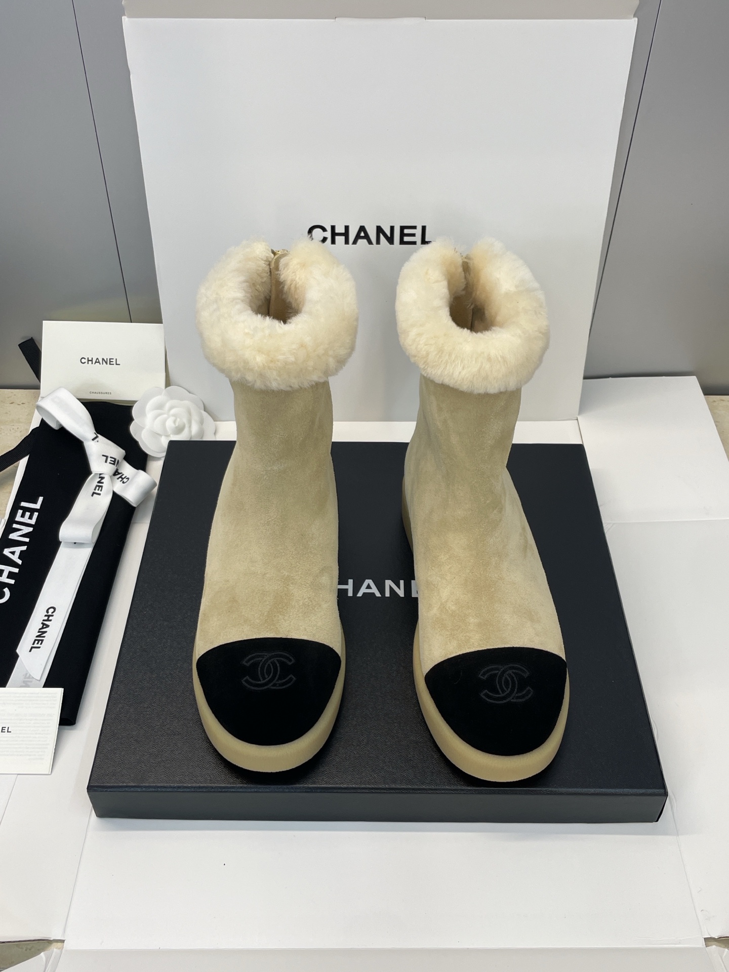NO:615584,Guangdong purchasing agent Chanel autumn and winter new lamb wool cold-proof and warm snow women's short boots, small fragrant letter logo hardware buckle round toe low heel color matching rear zipper motorcycle rider boots Material: imported sheepskin upper + lamb wool lining + original open mold outsole Heel height: 2.5CM Size35-40 (40 customization is not returnable), snow boots, chanel, chanel, boots, sheep19860909莞产 代购级 Chanel 香奈儿 秋冬新款羊羔毛防寒保暖雪地女短靴 小香字母logo五金扣圆头低跟拼色后拉链机车骑士靴 材质:鞋面进口羊猄皮+羊羔毛内里+原版开模大底 跟高:2.5CM Size35-40(40定做不退换）,雪地靴,chanel,chanel,boots,sheep,Women's Shoes