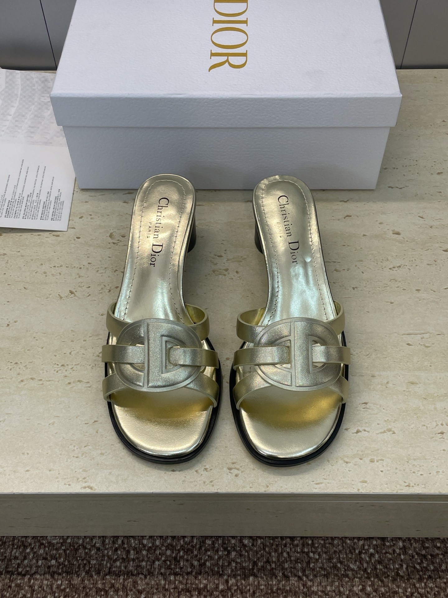 NO:616007,Dior 2025 spring and summer new model D-Club jelly color hollow stacked cross-strap high-heeled women's shoes CD letter logo thick heel round toe open-toe sandals Original model opening Top version on the market Material: upper imported calfskin + water-dyed sheepskin lining + Italian leather outsole Heel height: 6CM  size34-43 (34.40.41.42.43 customized, non-refundable and non-exchangeable), slippers, dior, dior, slippers, cowhide, sheepskin, Leather soles19860909迪奥 Dior 2025 春夏新款 D-Club果冻色镂空叠层交叉带高跟女鞋 CD字母logo粗跟圆头露趾凉拖鞋 原版开模 市面顶级版本 材质:鞋面进口小牛皮+水染羊皮内里+意大利真皮大底 跟高:6CM size34-43（34.40.41.42.43定做不退不换）,拖鞋,dior,dior,slippers,cowhide,sheepskin,Leather soles,Women's Shoes