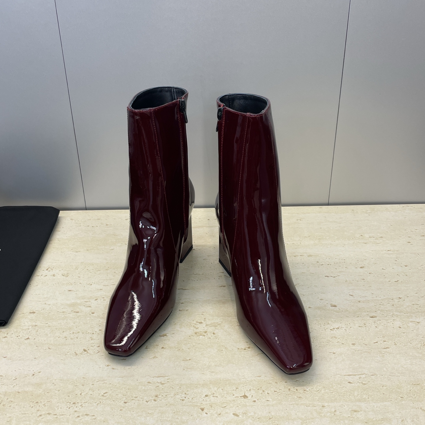 NO:615810,Saint Laurent 2025 autumn and winter new thick heel side zipper and naked women's boots YSL letter logo square toe high heel motorcycle rider boots Material: imported cow patent leather upper + mixed sheepskin lining + Italian genuine leather outsole Heel height 7.5CM size35-41 (40.41 customization is not returnable), boots, saint laurent, saint laurent, saint laurent, boots, sheepskin, Leather  soles19860909Saint Laurent 圣罗兰 2025秋冬新款粗跟侧拉链及裸女靴 YSL字母logo方头高跟机车骑士短靴 材质:鞋面进口牛漆皮+混种羊皮内里+意大利真皮大底 跟高7.5CM size35-41（40.41定制不退换）,靴子,saint laurent,saint laurent,saint laurent,boots,sheepskin,Leather soles,Women's Shoes