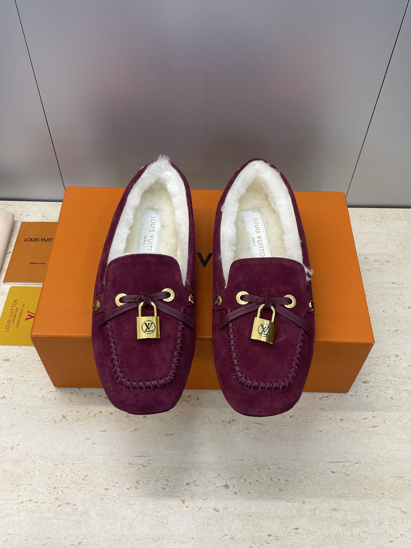 NO:615855,Louis Vuitton 2025 autumn and winter new style cold-proof and warm flat bottom bow ballet lamb edamame women's shoes LV Cicle series letter logo hardware lock punk style rivet round toe color matching casual loafers Material upper imported sheep leather + lambswool lining + original open mold outsole Size35-42 (40.41.42 customized non-refundable), loafers, louis vuitton, louis  vuitton,loafers,sheep19860909Louis Vuitton 2025秋冬新款防寒保暖平底蝴蝶结芭蕾舞羊羔毛豆豆女鞋 LV Cicle 系列字母logo五金锁扣朋克风格铆钉圆头拼色休闲乐福鞋 材质鞋面进口羊猄皮+羊羔毛内里+原版开模大底 Size35-42(40.41.42定制不退换）,乐福鞋,louis vuitton,louis vuitton,loafers,sheep,Women's Shoes