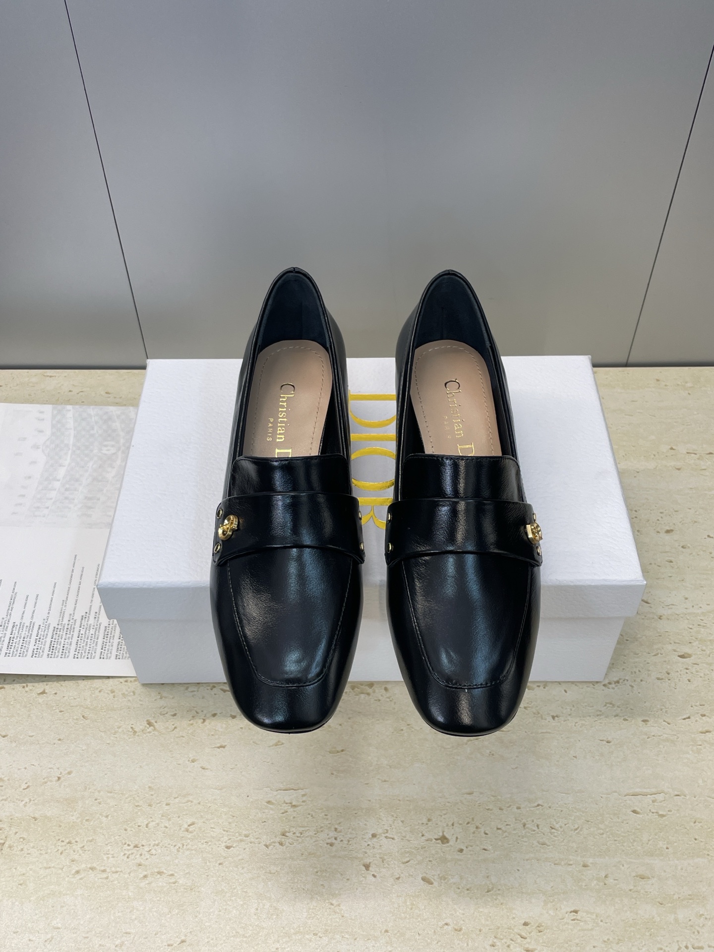 NO:615800,Dior Dior 2025 autumn and winter latest fashion show haute couture series new D-New Ballet thick heel round toe Mary Jane ballet doll women's shoes CD letter logo hardware buckle punk style rivet low heel second-hand women's single shoes Material upper imported cow wrinkled patent leather/imported calfskin + water-dyed sheepskin lining + Italian genuine leather outsole + original molded hardware buckle Size: 34-43 (34.40.41.42.43 customization is non-returnable and non-exchangeable)  Heel height: 3.5CM, loafers, dior, dior, loafers, mary jane, cowhide, sheepskin, Leather soles19860909Dior 迪奥 2025秋冬最新时装秀高定系列新款D-New Ballet 粗跟圆头玛丽珍芭蕾舞娃娃女鞋 CD字母logo五金扣朋克风格铆钉低跟中古女单鞋 材质鞋面进口牛皱漆皮/进口小牛皮+水染羊皮内里+意大利真皮大底+原版开模五金扣 Size:34-43(34.40.41.42.43定制不退不换) 跟高:3.5CM,乐福鞋,dior,dior,loafers,mary jane,cowhide,sheepskin,Leather soles,Women's Shoes