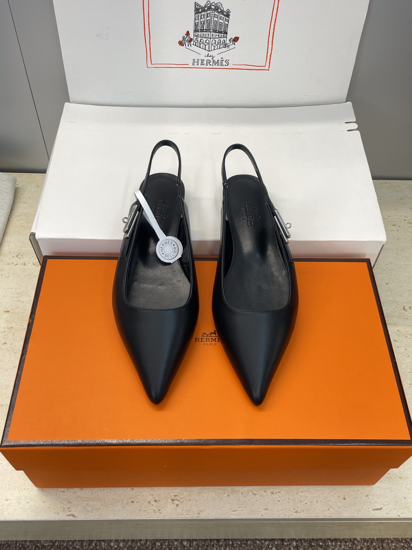 NO:615984,Guanhuo purchasing agent Hermes 2025 spring and summer new style Lover flat color matching women's shoes H family classic KELLY hardware belt buckle pointed toe back sandals Material upper imported calfskin + water-dyed sheepskin water lining + Italian leather outsole Size:  34-43 (34.40.41.42.43 customization is non-refundable), sandals, hermes, hermes, sandals, cowhide, sheepskin, Leather soles19860909莞货 代购级 爱马仕 Hermes 2025春夏新款 Lover 平底拼色女鞋 H家经典KELLY五金皮带扣尖头后空凉鞋 材质鞋面进口小牛皮 +水染羊皮水里+意大利真皮大底 Size: 34-43(34.40.41.42.43定制不退换）,凉鞋,hermes,hermes,sandals,cowhide,sheepskin,Leather soles,Women's Shoes