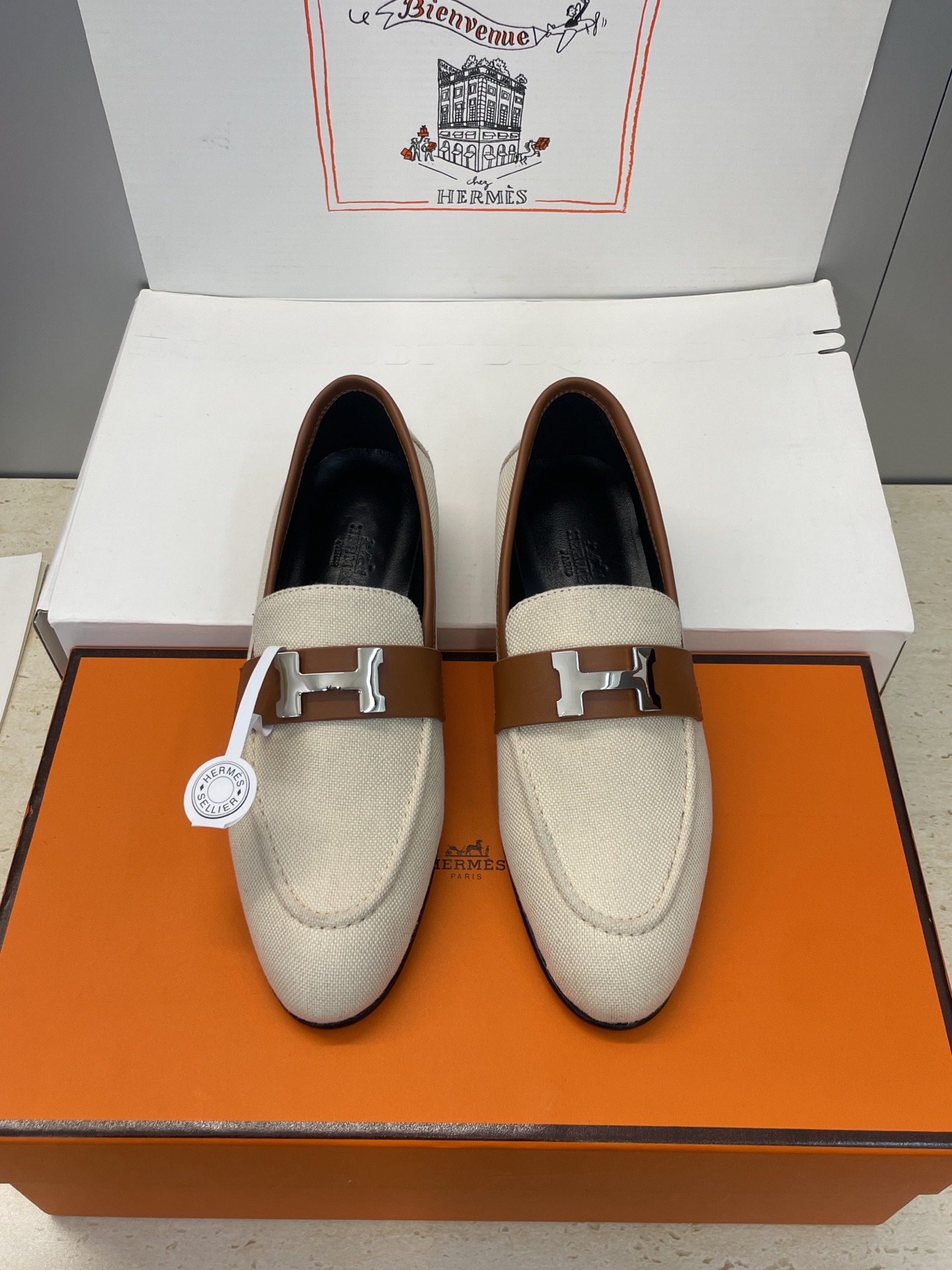 NO:615979,(With a complete set of airplane cases) Guanhuo purchasing agent Hermes 2025 autumn and winter classic Paris jelly new color low-heeled Mary Jane ballerina shoes H family letter logo hardware buckle flat round toe color block loafers Material upper imported calfskin/imported stone grain calfskin/imported sheepskin + water-dyed cowhide lining + Italian injection molded leather outsole Heel height 1.5CM Size:  34-43 (34.40.41.42.43 customization is not returnable), loafers, hermes, hermes, loafers, mary jane, cowhide, sheep, Leather soles19860909(配全套飞机盒) 莞货 代购级 爱马仕 Hermes 2025 秋冬经典款Paris 果冻新色低跟玛丽珍芭蕾舞女鞋 H家字母logo五金扣平底圆头拼色乐福单鞋 材质鞋面进口小牛皮/进口石头纹小牛皮/进口羊猄皮+水染牛皮内里+意大利注塑真皮大底 跟高1.5CM Size: 34-43(34.40.41.42.43定制不退换）,乐福鞋,hermes,hermes,loafers,mary jane,cowhide,sheep,Leather soles,Women's Shoes