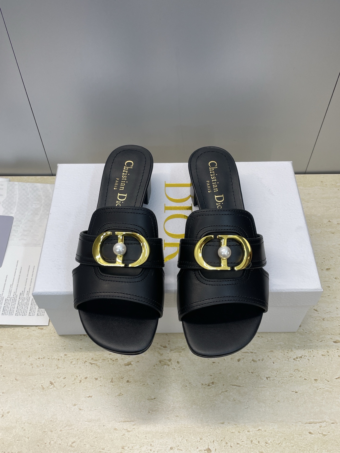 NO:628692,Dior 2026 spring and summer new model D-Club jelly color hollow cross strap thick heel pearl women's shoes CD letter logo hardware buckle flat bottom round toe open toe sandals Material: imported calfskin upper + water-dyed cowhide lining + Italian leather outsole Heel height 4.5CM  size34-43 (34.40.41.42.43 customized, non-refundable and non-exchangeable), slippers, dior, dior, slippers, cowhide, Leather soles19860909迪奥 Dior 2026春夏新款 D-Club果冻色镂空交叉带粗跟珍珠女鞋 CD字母logo五金扣平底圆头露趾凉拖鞋 材质:鞋面进口小牛皮+水染牛皮内里+意大利真皮大底 跟高4.5CM size34-43（34.40.41.42.43定做不退不换）,拖鞋,dior,dior,slippers,cowhide,Leather soles,Women's Shoes