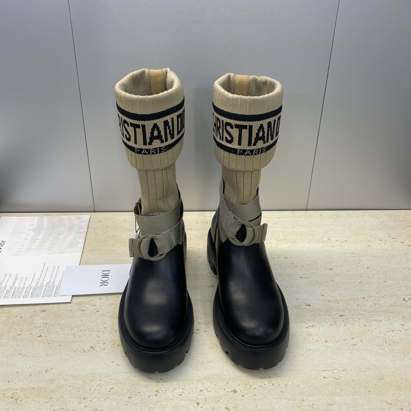 NO:625475,Dior CD 2025 autumn and winter new high-definition poster style D-Major electric embroidery color block letters logo round-toe elastic wool tube women's short boots Star same style low-heeled one-step knight military boots Material upper imported calfskin splicing the latest imported technology fly woven fabric + water-dyed sheepskin lining feet + original open-molded TPU outsole Heel height: 3CM  Size35-39 standard code (40.41 customization is not returnable), boots, dior, dior, boots, cowhide, sheepskin19860909Dior 迪奥 CD 2025秋冬新款高定海报款D-Major电绣拼色字母logo圆头弹力毛线筒女短靴 明星同款低跟一脚蹬骑士军靴 材质鞋面进口小牛皮拼接最新进口科技飞织面料+水染羊皮内里垫脚+原版开模TPU大底 跟高:3CM Size35-39标准码（40.41定制不退换）,靴子,dior,dior,boots,cowhide,sheepskin,Women's Shoes