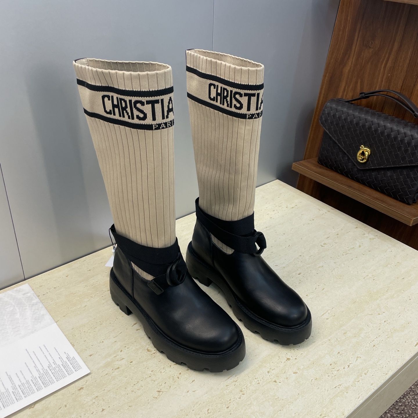 NO:625481,Dior CD 2025 autumn and winter new high-definition poster model D-Major electric embroidered color block letter logo round toe elastic wool mid-calf women's boots. Star same style low-heeled one-step knight military boots. Material upper imported calfskin splicing the latest imported technology fly woven fabric + water-dyed sheepskin lining feet + original molded TPU outsole Heel height: 3CM  Size35-39 standard code (40.41 customization is not returnable), boots, dior, dior, boots, cowhide, sheepskin19860909Dior 迪奥 CD 2025秋冬新款高定海报款D-Major电绣拼色字母logo圆头弹力毛线中筒女长靴 明星同款低跟一脚蹬骑士军靴 材质鞋面进口小牛皮拼接最新进口科技飞织面料+水染羊皮内里垫脚+原版开模TPU大底 跟高:3CM Size35-39标准码（40.41定制不退换）,靴子,dior,dior,boots,cowhide,sheepskin,Women's Shoes