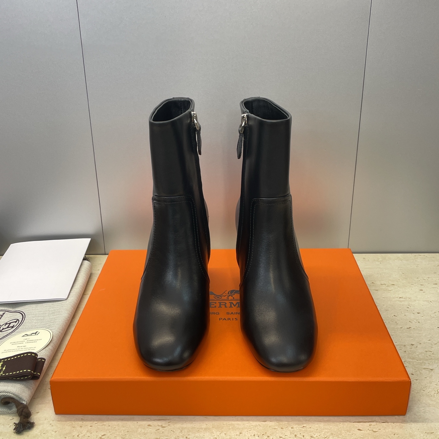 NO:616907,Guanhuo purchasing agent Hermes 2025 autumn and winter new Lisa thick heel side zipper and naked women's short boots H family letter logo high heel round toe Martin knight boots Material upper imported calfskin + water-dyed sheepskin lining + Italian genuine leather outsole Heel height: 8CM Size:  Women's size 35-41 (40.41 customized, non-refundable), boots, hermes, hermes, boots, cowhide, sheepskin, Leather soles19860909莞货 代购级 爱马仕 Hermes 2025秋冬新款 Lisa 粗跟侧拉链及裸女短靴 H家字母logo高跟圆头马丁骑士靴 材质鞋面进口小牛皮+水染羊皮内里+ 意大利真皮大底 跟高:8CM Size: 女码35-41（40.41定制不退换）,靴子,hermes,hermes,boots,cowhide,sheepskin,Leather soles,Women's Shoes