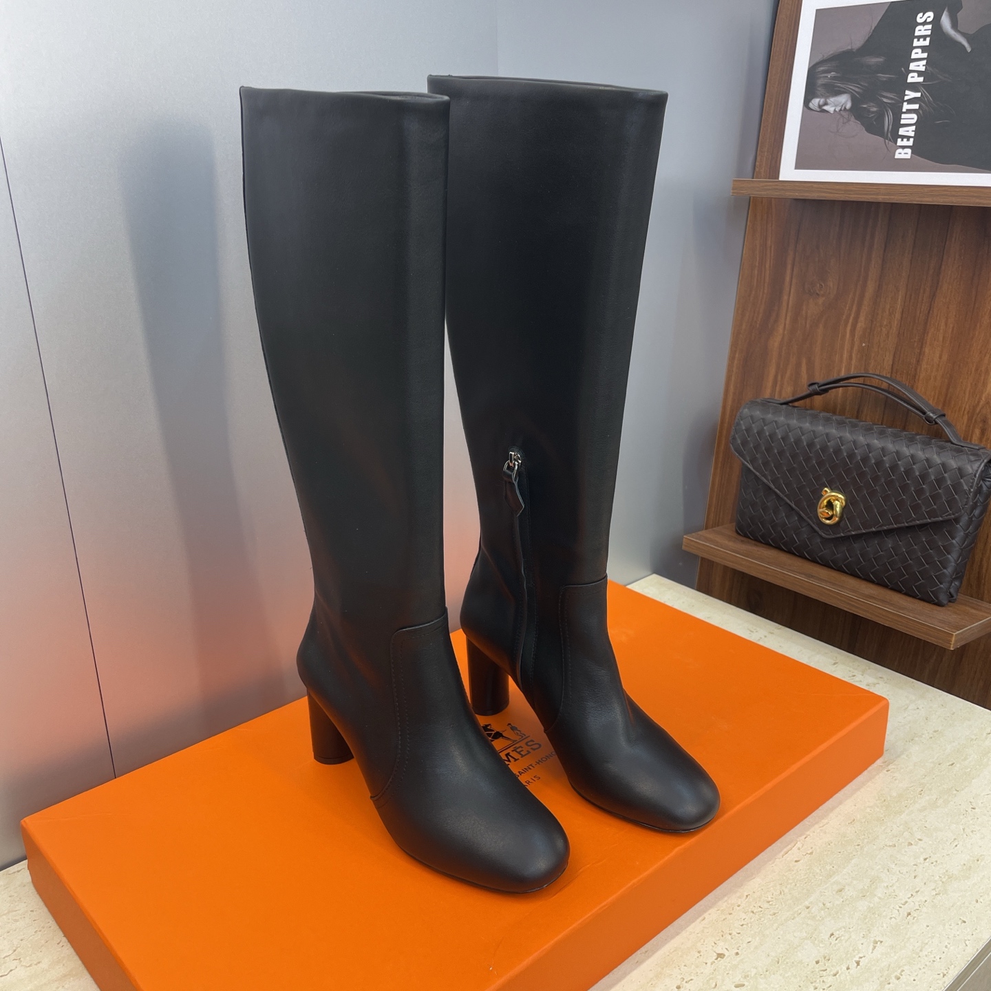 NO:616910,Guanhuo purchasing agent Hermes 2025 new autumn and winter Louisa thick heel high knee-length women's boots H family letter logo high heel round toe side zipper Martin knight boots Material upper imported calfskin + water-dyed sheepskin lining + Italian genuine leather outsole Heel height: 8CM Size: Women's size 35-41 (40.41 customization is not returnable), boots, hermes, hermes, louis  vuitton,boots,cowhide,sheepskin,Leather soles19860909莞货 代购级 爱马仕 Hermes 2025秋冬新款 Louisa粗跟高筒及膝女长靴 H家字母logo高跟圆头侧拉链马丁骑士靴 材质鞋面进口小牛皮+水染羊皮内里+ 意大利真皮大底 跟高:8CM Size: 女码35-41（40.41定制不退换）,靴子,hermes,hermes,louis vuitton,boots,cowhide,sheepskin,Leather soles,Women's Shoes