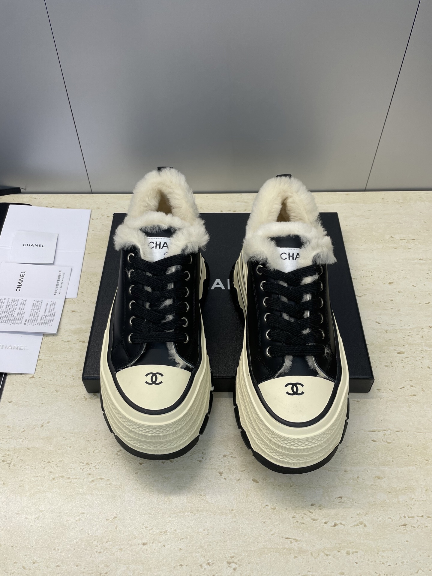 NO:628947,CHANEL Chanel 2025 autumn and winter new lace-up casual shoes, small fragrant letter logo, thick bottom, round toe, color-blocked sports skateboard, cold-proof lamb wool women's shoes. Material: imported calfskin upper + imported lamb wool lining + original molded outsole. Bottom thickness: 6CM Size: women's size 35-41 (40.41 customization is not returnable), casual shoes/sports shoes, chanel, chanel, sneakers, cowhide19860909CHANEL 香奈儿2025秋冬新款系带休闲鞋 小香字母logo厚底圆头拼色运动滑板防寒羊羔毛女鞋 材质:鞋面进口小牛皮+进口羊羔毛内里+原版开模大底 底厚:6CM Size:女码35-41(40.41定制不退换),休闲鞋/运动鞋,chanel,chanel,sneakers,cowhide,Women's Shoes