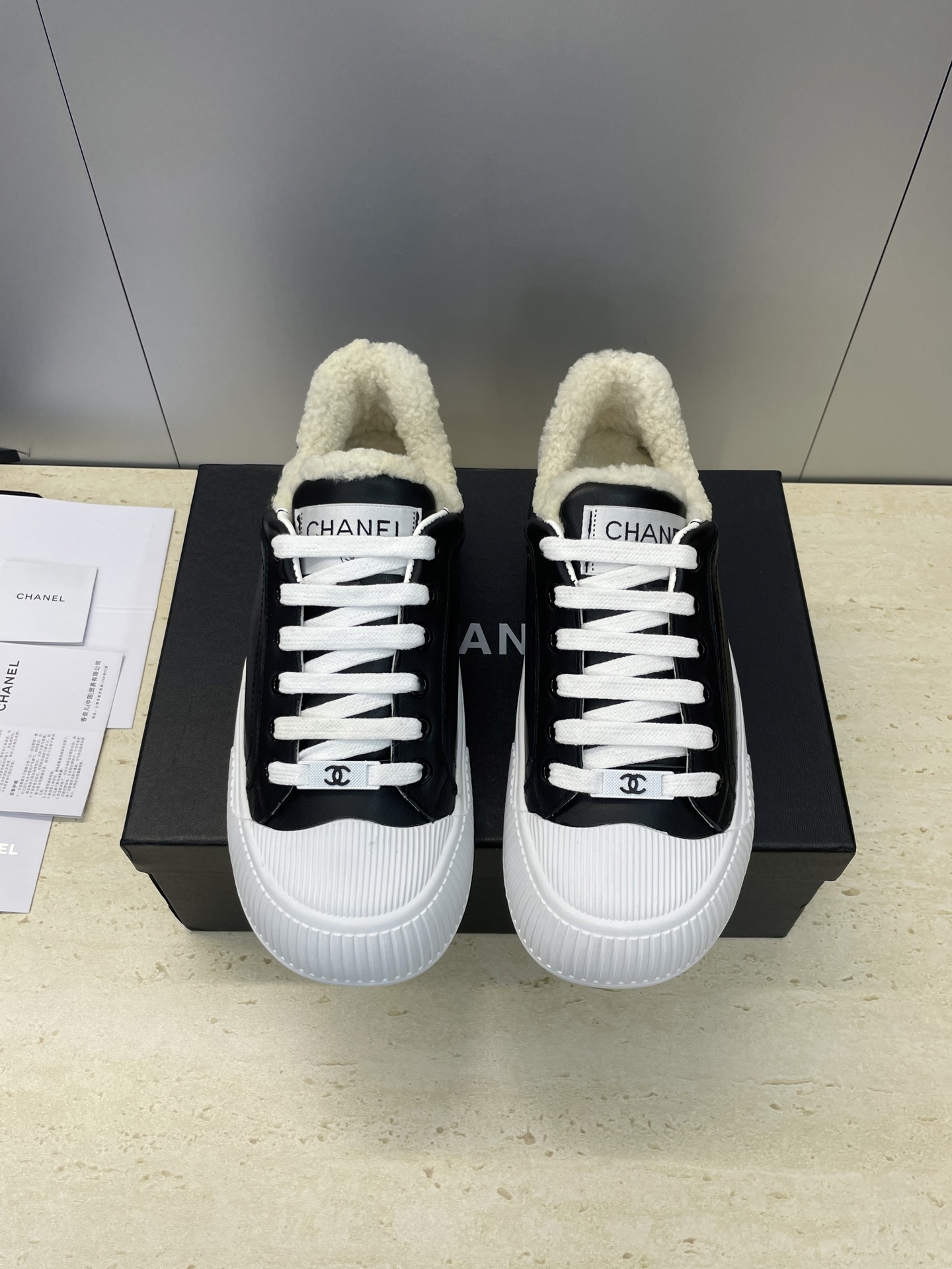 NO:628954,CHANEL 2025 autumn and winter new lace-up shell toe casual white shoes, Xiaoxiang letter logo thick-soled round toe sports skateboard cold-proof lamb wool women's shoes Material: imported calfskin upper + imported lamb wool lining + original molded outsole Sole thickness: 2.5CM Size: women's size 35-41 (40.41 customization is not returnable), casual shoes/sports shoes, chanel, chanel, sneakers, cowhide19860909CHANEL 香奈儿2025秋冬新款系带贝壳头休闲小白鞋 小香字母logo厚底圆头拼色运动滑板防寒羊羔毛女鞋 材质:鞋面进口小牛皮+进口羊羔毛内里+原版开模大底 底厚:2.5CM Size:女码35-41(40.41定制不退换),休闲鞋/运动鞋,chanel,chanel,sneakers,cowhide,Women's Shoes