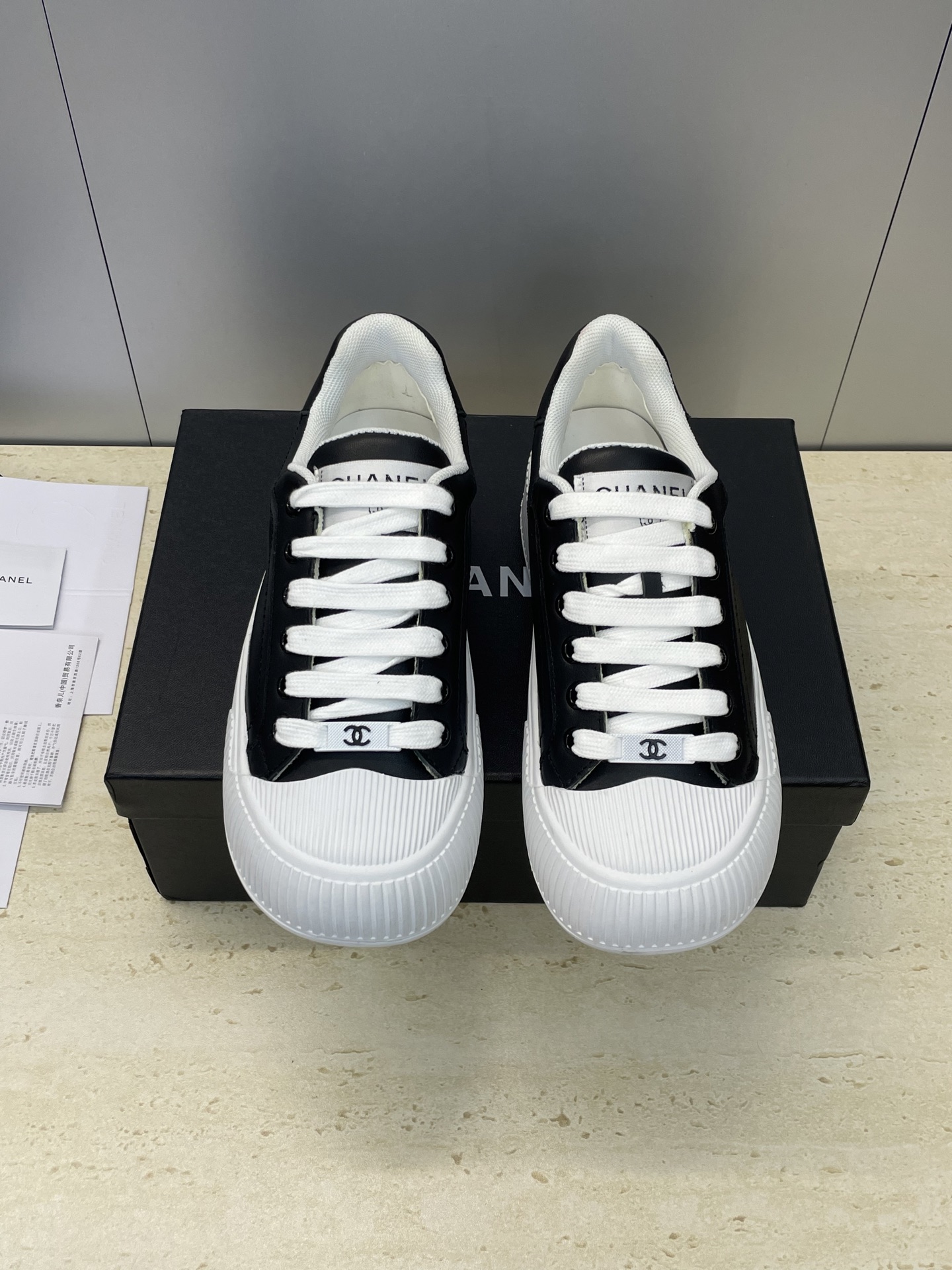 NO:628961,CHANEL 2025 autumn and winter new lace-up shell toe casual white shoes, Xiaoxiang letter logo thick-soled round-toe color-blocking sports skateboard women's shoes Material: imported calfskin upper + water-dyed sheepskin lining + original molded outsole Sole thickness: 2.5CM Size: women's size 35-41 (40.41 customization is not returnable), casual shoes/sports shoes, chanel, chanel, sneakers, cowhide, sheepskin19860909CHANEL 香奈儿2025秋冬新款系带贝壳头休闲小白鞋 小香字母logo厚底圆头拼色运动滑板女鞋 材质:鞋面进口小牛皮+水染羊皮内里+原版开模大底 底厚:2.5CM Size:女码35-41(40.41定制不退换),休闲鞋/运动鞋,chanel,chanel,sneakers,cowhide,sheepskin,Women's Shoes