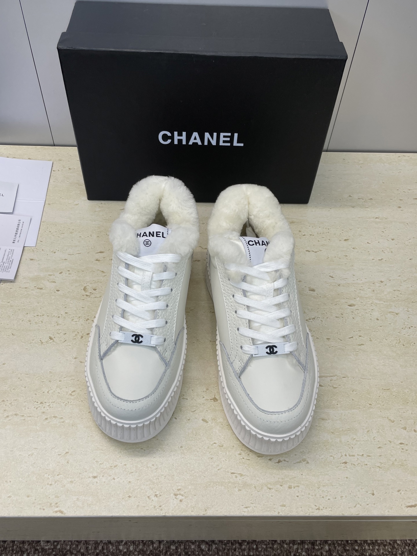 NO:628973,CHANEL 2025 autumn and winter new lace-up casual platform white shoes, small fragrant letter logo thick-soled round toe cold-proof and warm lamb wool color-blocked skateboard sports shoes for women. Material: upper imported calfskin/imported sheepskin + lambskin lining + original molded outsole. Bottom thickness: 4CM  Size: Women's size 35-41 (40.41 customization is not returnable), casual shoes/sports shoes, chanel, chanel, sneakers, cowhide, sheep19860909CHANEL 香奈儿2025秋冬新款系带休闲松糕小白鞋 小香字母logo厚底圆头防寒保暖羊羔毛拼色滑板运动女鞋 材质:鞋面进口小牛皮/进口羊猄皮+羊羔毛内里+原版开模大底 底厚:4CM Size:女码35-41(40.41定制不退换),休闲鞋/运动鞋,chanel,chanel,sneakers,cowhide,sheep,Women's Shoes