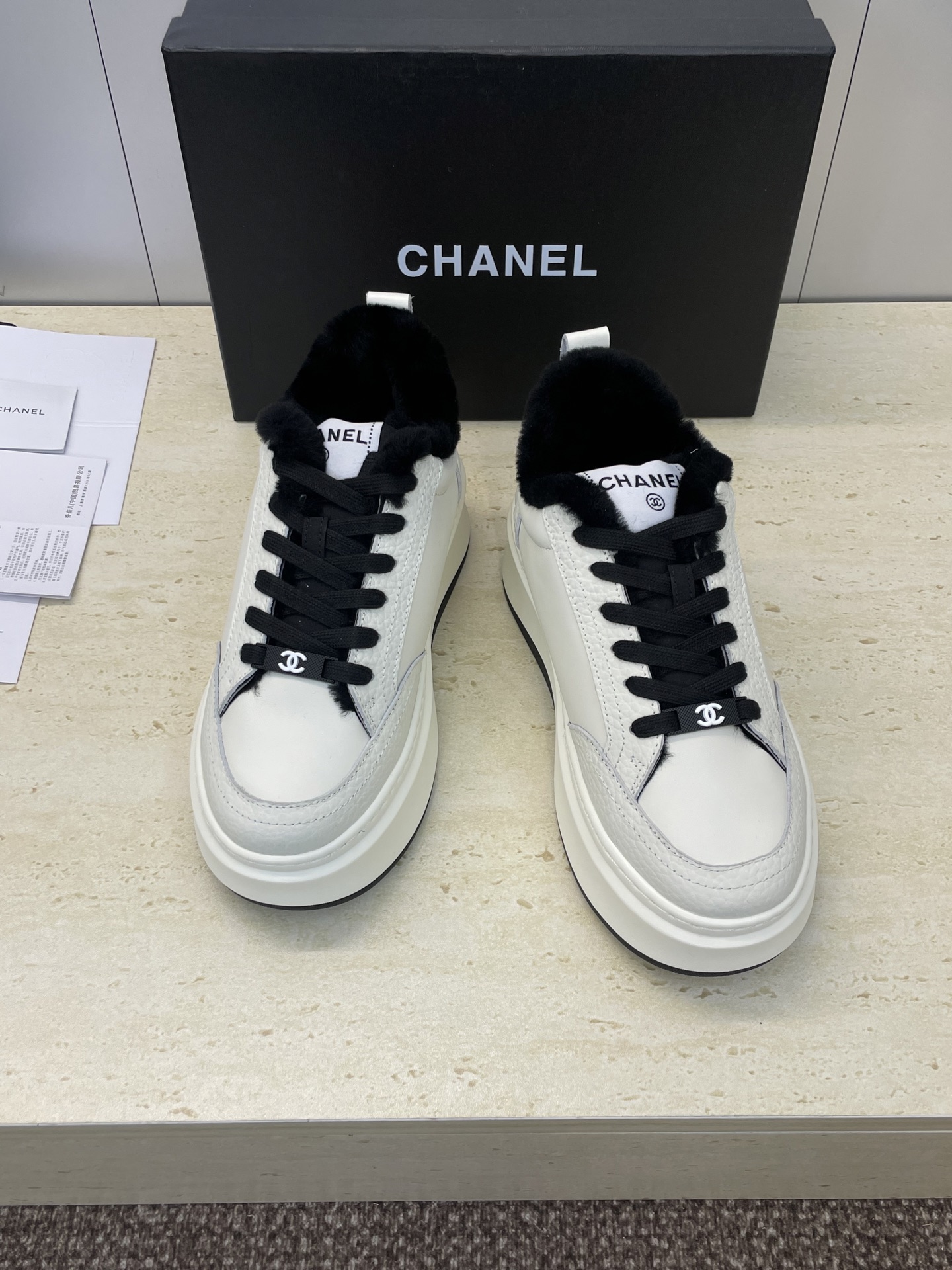 NO:628980,CHANEL 2025 autumn and winter new lace-up casual platform white shoes, small fragrant letter logo thick-soled round toe cold-proof and warm lamb wool color-blocking skateboard sports shoes for women. Material: imported calfskin upper + lamb wool lining + original molded outsole. Sole thickness: 4CM Size: women's size 35-41 (40.41 customization is not returnable), casual shoes/sports shoes, chanel, chanel, sneakers, cowhide19860909CHANEL 香奈儿2025秋冬新款系带休闲松糕小白鞋 小香字母logo厚底圆头防寒保暖羊羔毛拼色滑板运动女鞋 材质:鞋面进口小牛皮+羊羔毛内里+原版开模大底 底厚:4CM Size:女码35-41(40.41定制不退换),休闲鞋/运动鞋,chanel,chanel,sneakers,cowhide,Women's Shoes