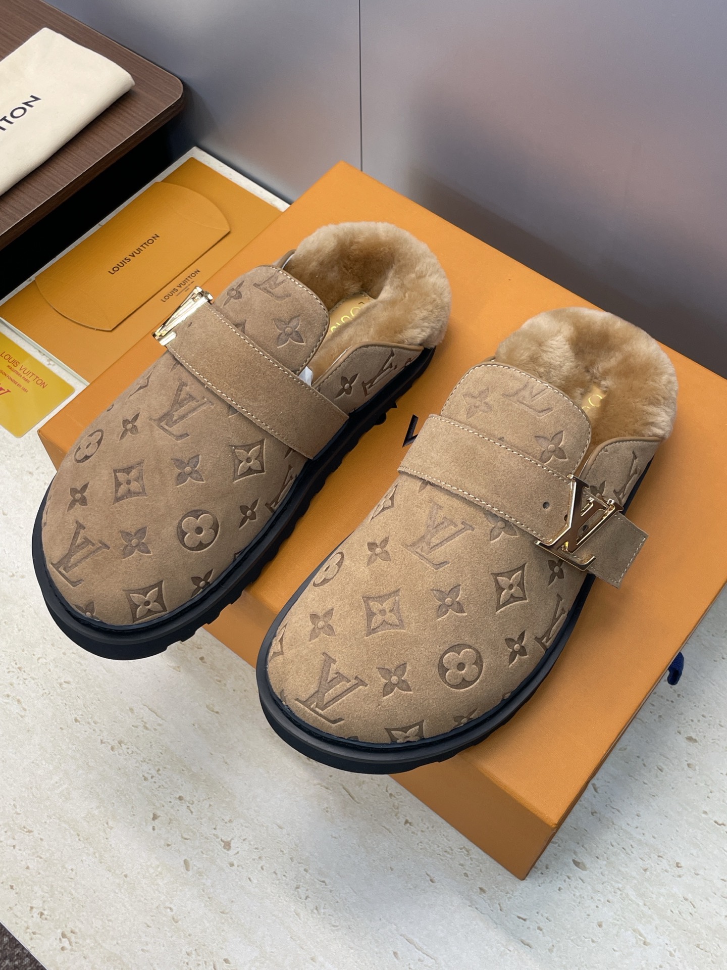 NO:628984,Louis Vuitto* 2025 new autumn and winter To-Go Comfort couple's cold-proof and warm lamb fur toe-cap casual Birkenstock shoes LV letter logo hardware belt buckle thick-soled color-blocking Mule slippers Material upper imported calfskin/washed denim + lambswool lining + original molded Tpu outsole Size: Women's size 35-41 (41 customization is not returnable)  Men's size 39-45 (45 customized, non-refundable), semi-slippers, louis vuitton, louis vuitton, slippers, cowhide19860909Louis Vuitto* 2025秋冬新款 To-Go Comfort情侣款防寒保暖羊羔毛包头休闲勃肯鞋 LV字母logo五金皮带扣厚底拼色穆勒拖鞋 材质鞋面进口小牛皮/水洗牛仔布面+羊羔毛内里+原版开模Tpu大底 Size:女码35-41(41定制不退换） 男码39-45(45定制不退换),半拖毛毛鞋,louis vuitton,louis vuitton,slippers,cowhide,Women's Shoes