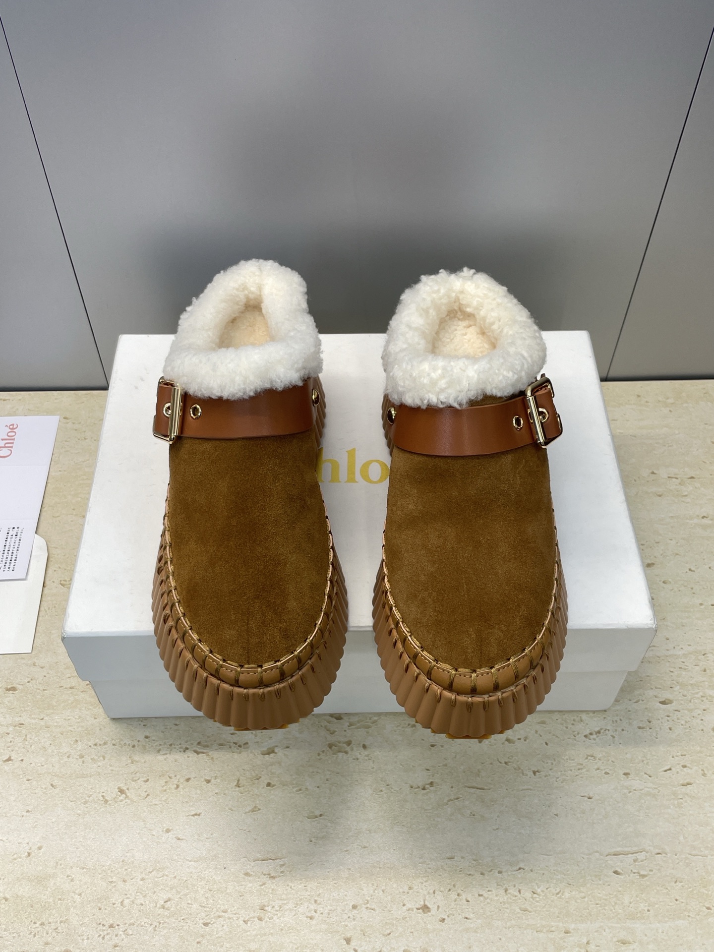 NO:628978,Chloe 2025 autumn and winter catwalk new cold-proof and warm lambswool casual women's shoes Chloe letter logo hardware belt buckle thick-soled fashionable color matching mule slippers The top high-end version on the market Material: imported sheepskin upper + lambswool lining + original molded TPU outsole  Size: Women's size 35-42 (40.41.42 customization is not returnable), snow boots, chloe, loewe, boots, slippers, sheep19860909Chloe 2025 秋冬走秀新款防寒保暖羊羔毛休闲女鞋 蔻依字母logo五金皮带扣厚底时尚拼色穆勒拖鞋 市面顶级高端版本 材质:鞋面进口羊猄皮+羊羔毛内里+原版开模TPU大底 Size:女码35-42(40.41.42定制不退换）,雪地靴,chloe,loewe,boots,slippers,sheep,Women's Shoes