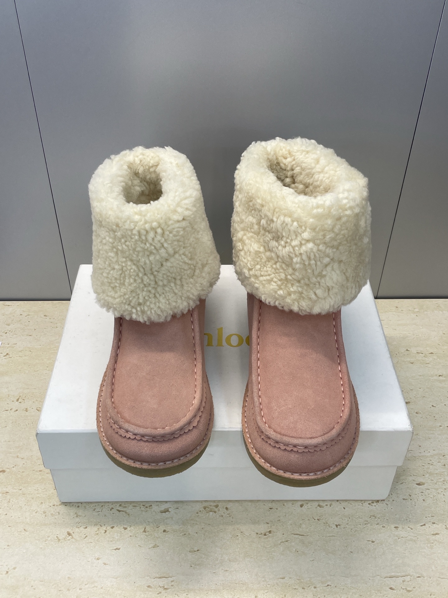 NO:628972,Chloe 2025 autumn and winter catwalk new cold-proof and warm lamb wool snow boots. Chloe letter logo thick-soled fashionable color matching slip-on women's short boots. The top high-end version on the market. Material: imported sheepskin upper + lamb wool lining + original molded TPU outsole. Size: women's size 35-42 (40.41.42 customization is not returnable), snow boots, chloe, loewe, boots, sheep.19860909Chloe 2025 秋冬走秀新款防寒保暖羊羔毛雪地靴 蔻依字母logo厚底时尚拼色一脚蹬女短靴 市面顶级高端版本 材质:鞋面进口羊猄皮+羊羔毛内里+原版开模TPU大底 Size:女码35-42(40.41.42定制不退换）,雪地靴,chloe,loewe,boots,sheep,Women's Shoes