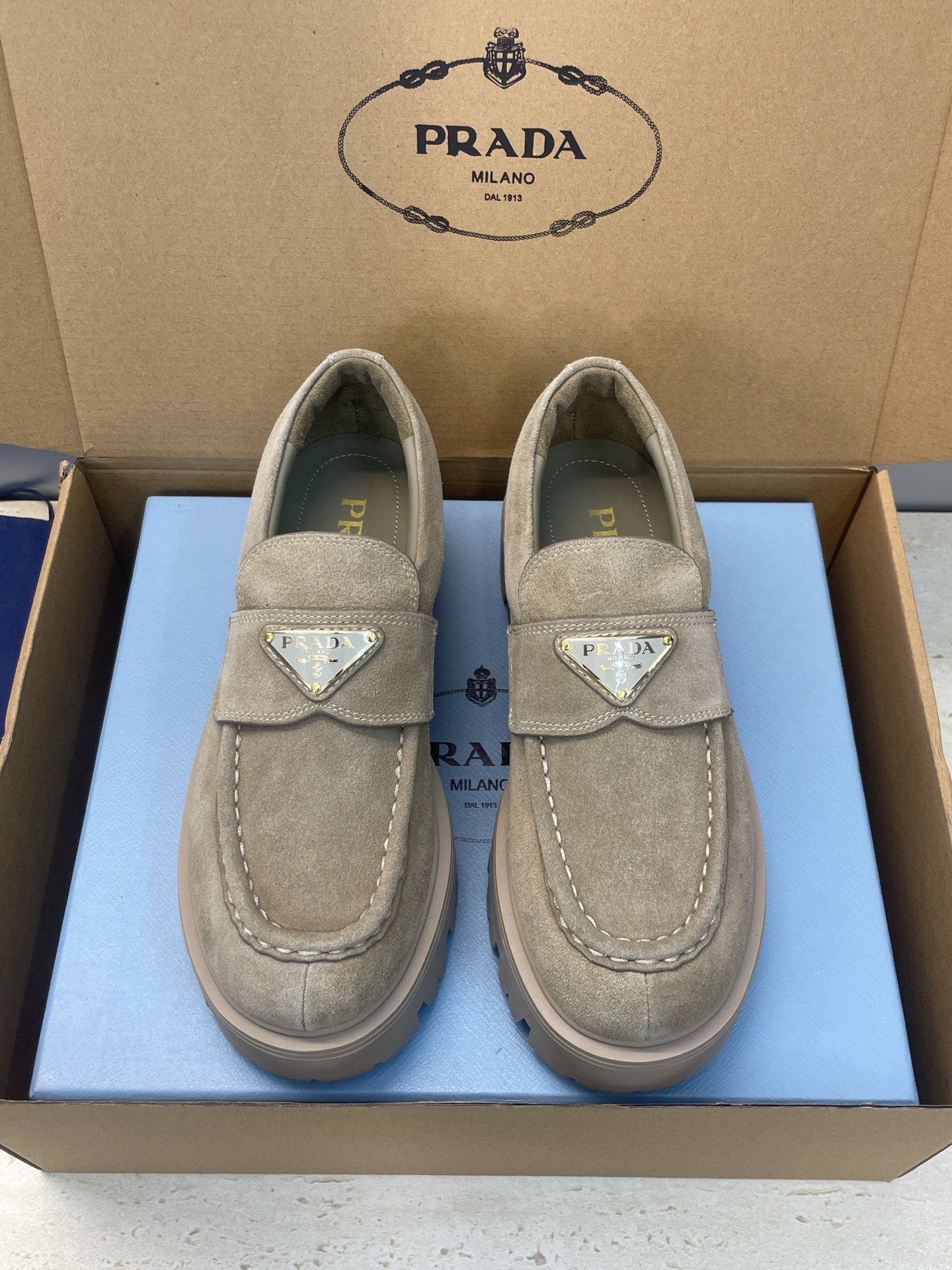 NO:628966,(With a complete set of airplane cases) Prada 2025 autumn and winter new hardware belt buckle retro loafers, the same thick-soled iconic logo triangle round-toe women's shoes from celebrities. Material: imported calfskin upper/imported open-edge beaded cowhide/imported sheepskin + water-dyed cowhide lining + original molded IP outsole. Bottom thickness: 4.5CM Size:  35-42 (40.41.42 custom-made, non-refundable and non-exchangeable), loafers, prada, prada, loafers, cowhide, sheep19860909(配全套飞机盒) 普拉达 Prada 2025秋冬新款五金皮带扣复古乐福鞋 明星同款厚底标志性logo三角标圆头女单鞋 材质:鞋面进口小牛皮/进口开边珠牛皮/进口羊猄皮+水染牛皮内里+原版开模IP大底 底厚:4.5CM Size: 35-42(40.41.42定做不退不换）,乐福鞋,prada,prada,loafers,cowhide,sheep,Women's Shoes