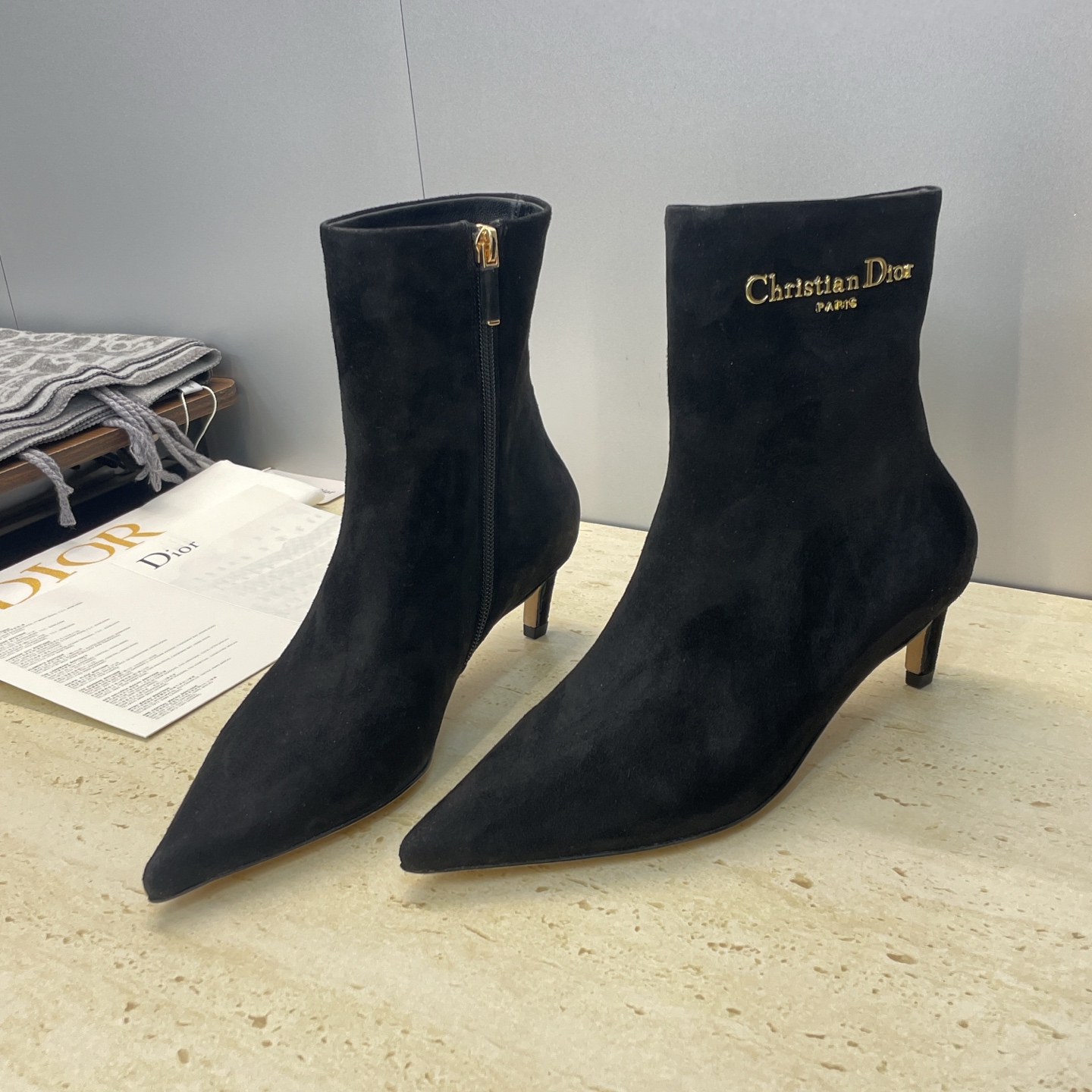 NO:646639,Dior Dior's new autumn and winter My-D series punk style mid-heel pointed toe side zipper and naked Martin women's short boots. The same model as the star's CD letter logo hardware buckle motorcycle rider boots. Material upper imported calfskin/imported sheepskin + water-dyed sheepskin lining + Italian genuine leather outsole + original molded hardware buckle. Heel height 5.5CM  Size34-43 (34.40.41.42.43 customization is not returnable), boots, dior, dior, boots, cowhide, sheepskin, sheep, Leather soles19860909Dior 迪奥秋冬新款My-D系列朋克风格中跟尖头侧拉链及裸马丁女短靴 明星同款CD字母logo五金扣机车骑士靴 材质鞋面进口小牛皮/进口羊猄皮+水染羊皮内里+意大利真皮大底+原版开模五金扣 跟高5.5CM Size34-43(34.40.41.42.43定制不退换）,靴子,dior,dior,boots,cowhide,sheepskin,sheep,Leather soles,Women's Shoes