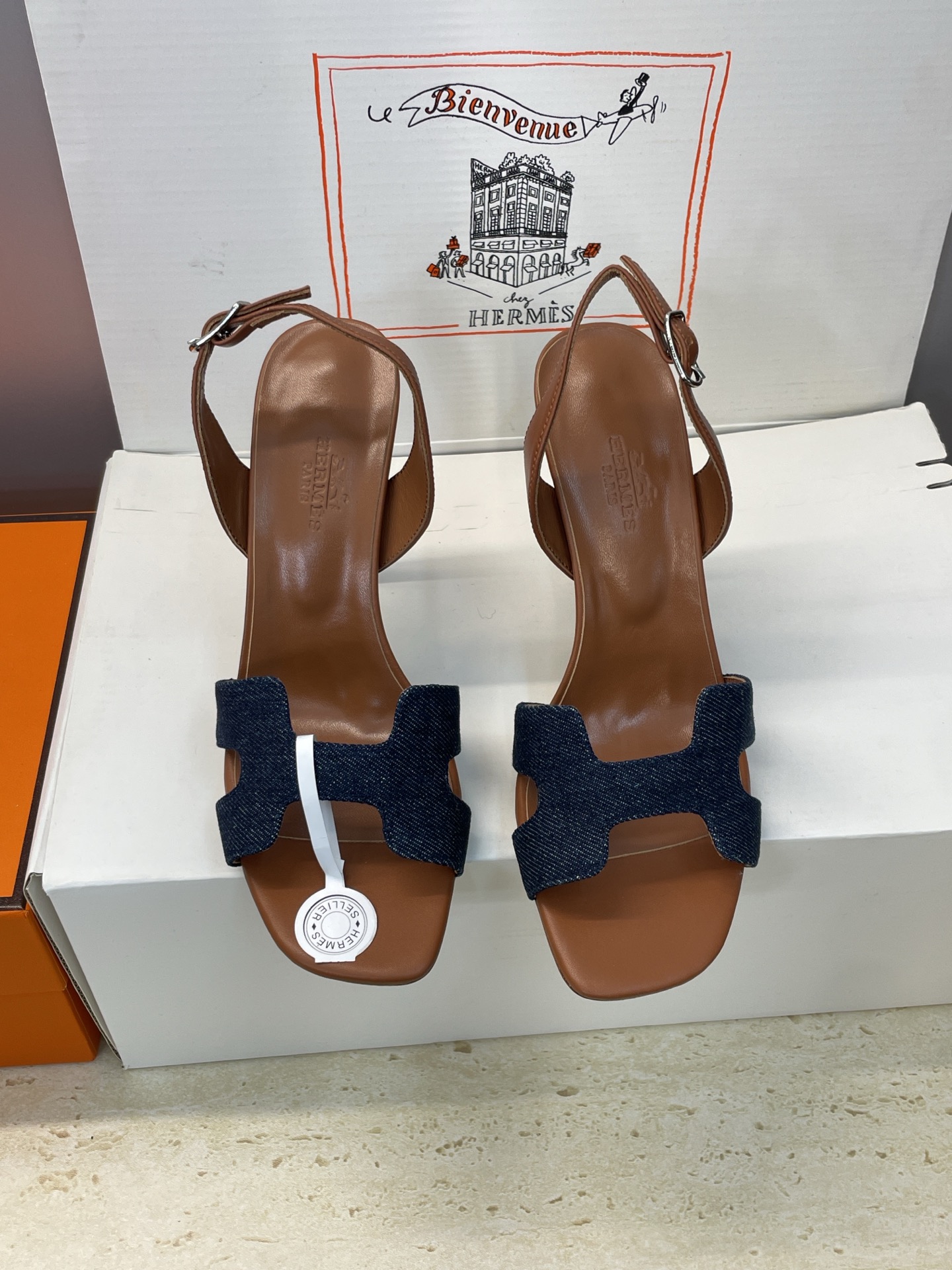 NO:646694,Made in Guangdong, purchasing agent grade Hermes 2025 early autumn classic series new color Joy high-heeled jelly color racer women's shoes H family logo square toe open toe back sandals Material upper imported calfskin + water-dyed cowhide lining + Italian leather outsole Heel height: 10.5CM Size:  34-43 (34.40.41.42.43 customization is not returnable), high heels and sandals, hermes, hermes, sandals, high heels, cowhide, Leather soles19860909莞产 代购级 爱马仕 Hermes 2025早秋经典系列新色Joy高跟果冻色工字拖女鞋 H家字母logo方头露趾后空凉鞋 材质鞋面进口小牛皮+水染牛皮内里+意大利真皮大底 跟高:10.5CM Size: 34-43（34.40.41.42.43定制不退换）,高跟鞋凉鞋,hermes,hermes,sandals,high heels,cowhide,Leather soles,Women's Shoes