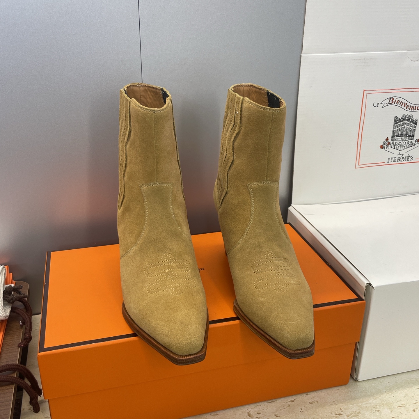 NO:646689,(Not equipped with airplane case) Guanhuo purchasing agent Hermes 2025 autumn and winter new style Lissa Chelsea stretch and nude women's short boots H family letter logo embroidered pattern thick heel pointed toe color matching motorcycle rider boots Material upper imported calfskin/imported sheepskin + water-dyed cowhide lining + Italian genuine leather outsole Heel height: 5.5CM Size:  Women's size 34-42 (34.40.41.42 customized, non-returnable), boots, hermes, hermes, boots, cowhide, sheep, Leather soles19860909(没配飞机盒) 莞货 代购级 爱马仕 Hermes 2025秋冬新款 Lissa 切尔西弹力及裸女短靴 H家字母logo刺绣图案粗跟尖头拼色机车骑士靴 材质鞋面进口小牛皮/进口羊猄皮+水染牛皮内里+ 意大利真皮大底 跟高:5.5CM Size: 女码34-42(34.40.41.42定制不退换）,靴子,hermes,hermes,boots,cowhide,sheep,Leather soles,Women's Shoes