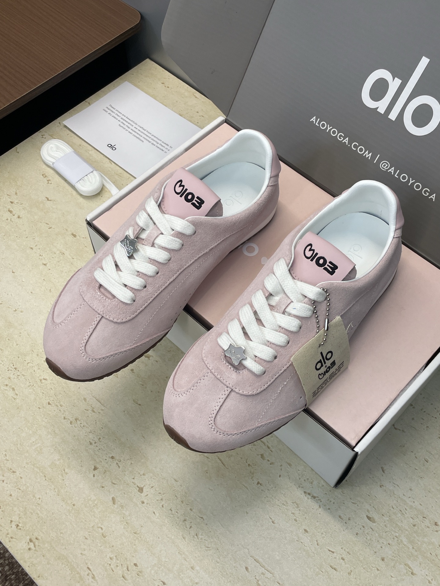 NO:646683,Guanhuo purchasing agent alo  Size: Women's size 35-40 (40 customized, non-refundable), casual shoes/sports shoes, sneakers, sheepskin, sheep19860909莞货 代购级 alo X Jisoo 2025秋冬联名新款高定系列 Sunset Sneaker系带徳训休闲运动鞋 明星同款字母logo五金扣圆头拼色阿甘跑鞋 材质:鞋面进口羊猄皮+水染羊皮内里+原版开模Tpu大底 Size:女码35-40(40定制不退换）,休闲鞋/运动鞋,sneakers,sheepskin,sheep,Women's Shoes