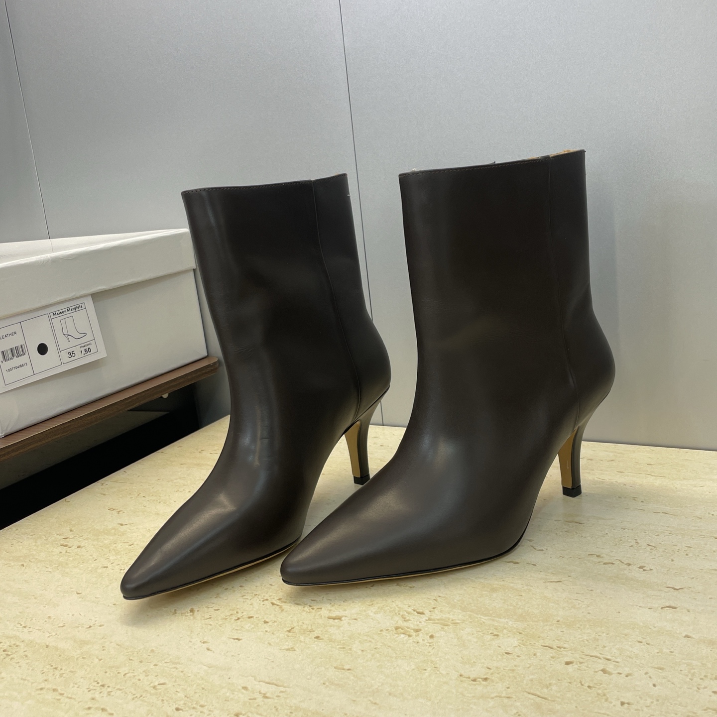 NO:646666,Maison Margiela Autumn and winter new style slip-on and nude women's short boots MM6 mid-heeled pointed toe motorcycle rider Martin short boots Material upper imported calfskin + water-dyed cowhide lining + Italian double-layer genuine leather outsole Heel height: 6.5CM SIZE: 35-40 (40 customized non-refundable), boots, masion margiela, masion margiela, boots, cowhide, Leather soles19860909Maison Margiela 马吉拉 秋冬新款一脚蹬及裸女短靴 MM6中跟尖头机车骑士马丁短靴 材质鞋面进口小牛皮+水染牛皮内里+意大利双层真皮大底 跟高:6.5CM SIZE : 35-40（40 定制不退换）,靴子,masion margiela,masion margiela,boots,cowhide,Leather soles,Women's Shoes