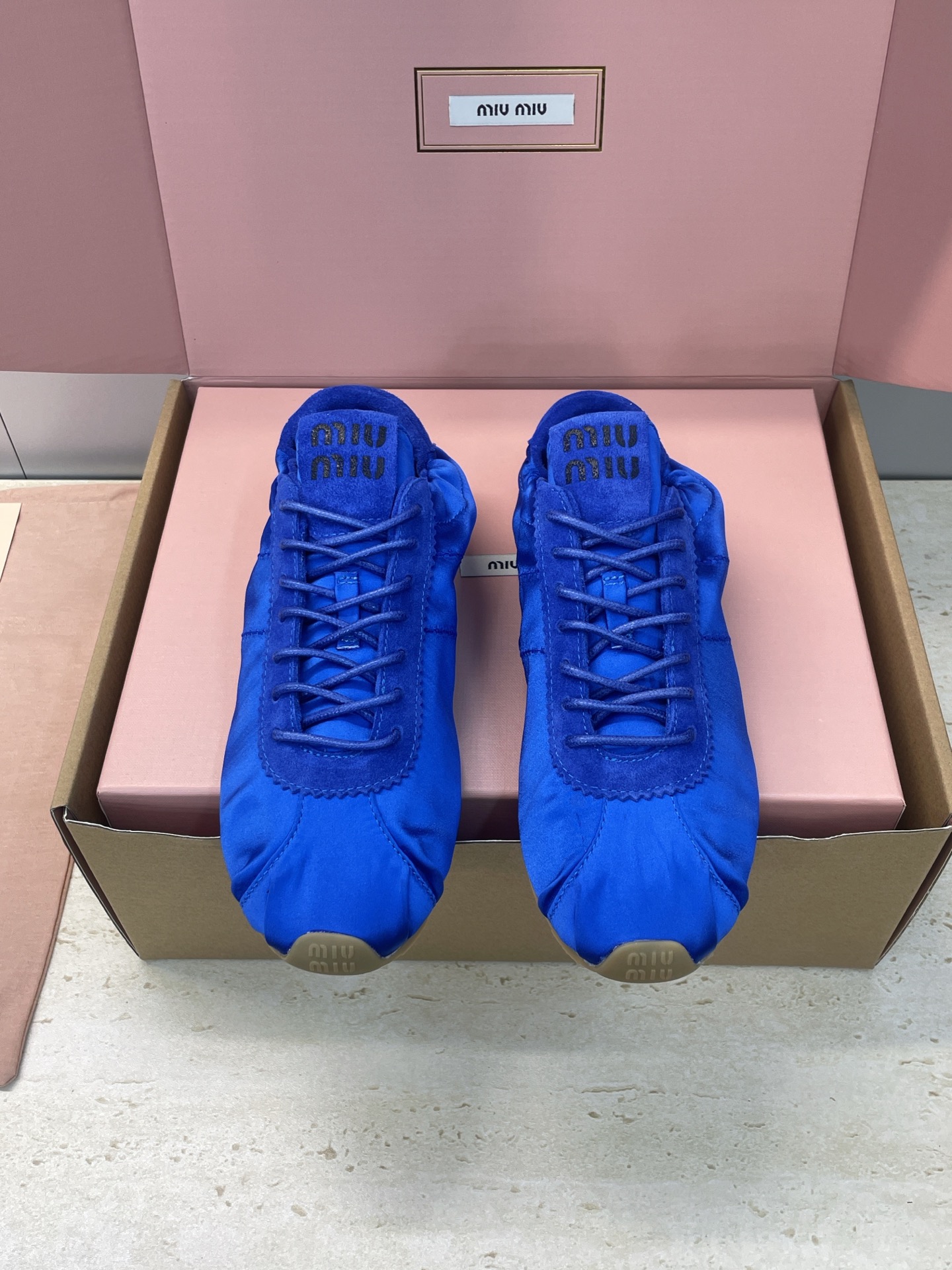 NO:646663,(With a complete set of airplane cases) Miumiu 2026 Early Spring Haute Couture Series Catwalk New Lace-up Casual Sports Women's Shoes Miumiu star's same letter logo round toe color-blocking Forrest Gump running shoes Material: imported sheepskin upper/imported environmentally friendly breathable silk fabric + water-dyed sheepskin lining + original molded outsole  Size: 35-41 (40.41 customization is not returnable), casual shoes/sports shoes, miumiu, sneakers, sheepskin, real silk, sheep19860909(配全套飞机盒) Miumiu 2026早春高定系列走秀新款系带休闲运动女鞋 缪缪明星同款字母logo圆头拼色阿甘跑鞋 材质:鞋面进口羊猄皮/进口环保透气真丝面料+水染羊皮内里+原版开模大底 Size:35-41(40.41定制不退换）,休闲鞋/运动鞋,miumiu,sneakers,sheepskin,real silk,sheep,Women's Shoes