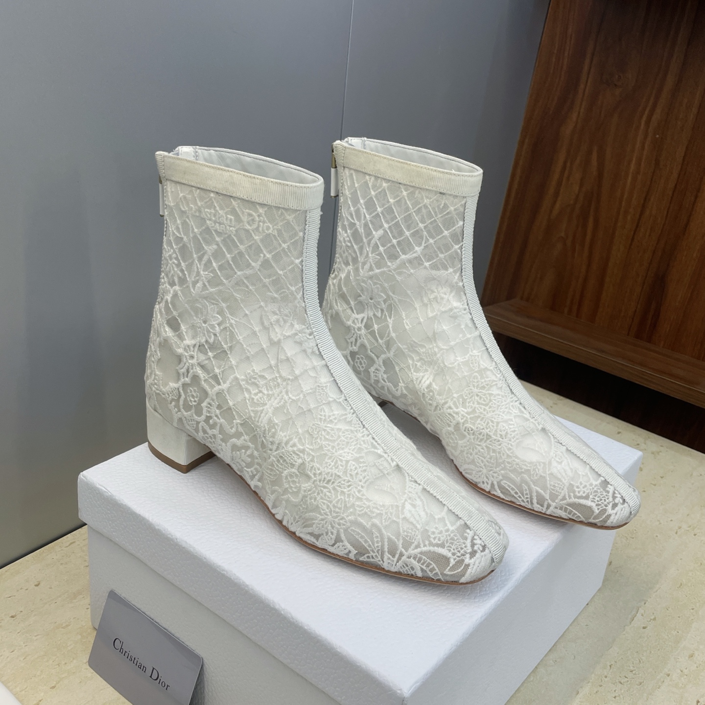 NO:646619,Dior Dior 2026 early spring catwalk haute couture series Naughtily-D women's mesh boots CD letter logo all-over jacquard embroidery elegant and nude sandals Star's same style thick heel square toe back zipper short boots Material upper imported high-temperature water-soluble electro-embroidery technology fabric + water-dyed sheepskin lining + Italian leather outsole Heel height: 3.5CM  Size35-39 standard code (34.40.41.42.43 customization is not returnable), boots, dior, dior, boots, sheepskin, Leather soles19860909Dior 迪奥2026早春走秀高定系列Naughtily-D女网靴 CD字母logo通体提花刺绣优雅及裸凉靴 明星同款粗跟方头后拉链短靴 材质鞋面进口高温水溶电绣科技面料+水染羊皮内里+意大利真皮大底 跟高:3.5CM Size35-39标准码（34.40.41.42.43定制不退换）,靴子,dior,dior,boots,sheepskin,Leather soles,Women's Shoes