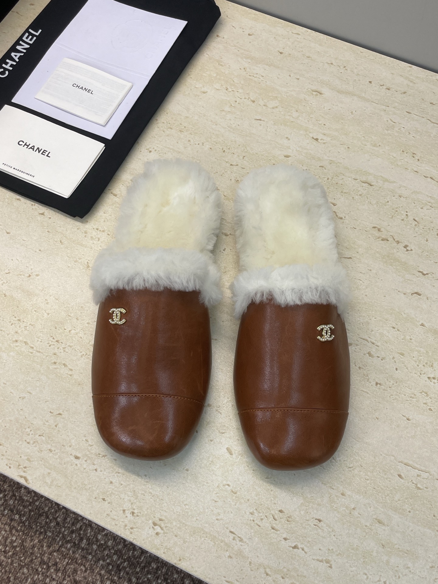 NO:646712,Chanel 2025 Autumn and Winter New Fashion Lamb Wool Mule Women's Shoes Small Fragrant Letters Logo Hardware Buckle Flat Bottom Round Toe Color Matching Coldproof and Warm Women's Slippers Material: Imported calfskin upper + Imported lamb wool lining + Italian genuine leather outsole Size: 35-41 (40.41 customization is non-refundable), half-slip fur shoes, chanel, chanel, slippers, cowhide, Leather soles19860909Chanel 香奈儿 2025秋冬新款时尚羊羔毛穆勒女鞋 小香字母logo五金扣平底圆头拼色防寒保暖女拖鞋 材质:鞋面进口小牛皮+进口羊羔毛内里+意大利真皮大底 Size:35-41(40.41定制不退换),半拖毛毛鞋,chanel,chanel,slippers,cowhide,Leather soles,Women's Shoes