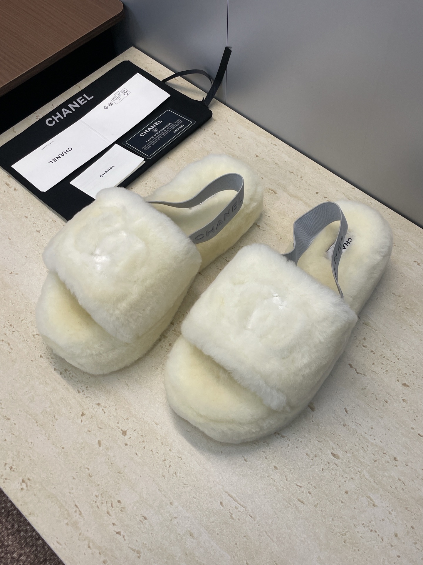 NO:646707,Chanel 2025 autumn and winter new fashion lamb wool women's shoes, small fragrant letter logo thick-soled round toe color matching open-toe slippers Material: imported lamb wool + original open mold non-slip wear-resistant rubber outsole Size: 35-41 (40.41 customized non-returnable), fur shoes and slippers, chanel, chanel, slippers19860909Chanel 香奈儿 2025秋冬新款时尚羊羔毛女鞋 小香字母logo厚底圆头拼色露趾拖鞋 材质:进口羊羔毛+原版开模防滑耐磨橡胶大底 Size:35-41(40.41定制不退换),毛毛鞋拖鞋,chanel,chanel,slippers,Women's Shoes