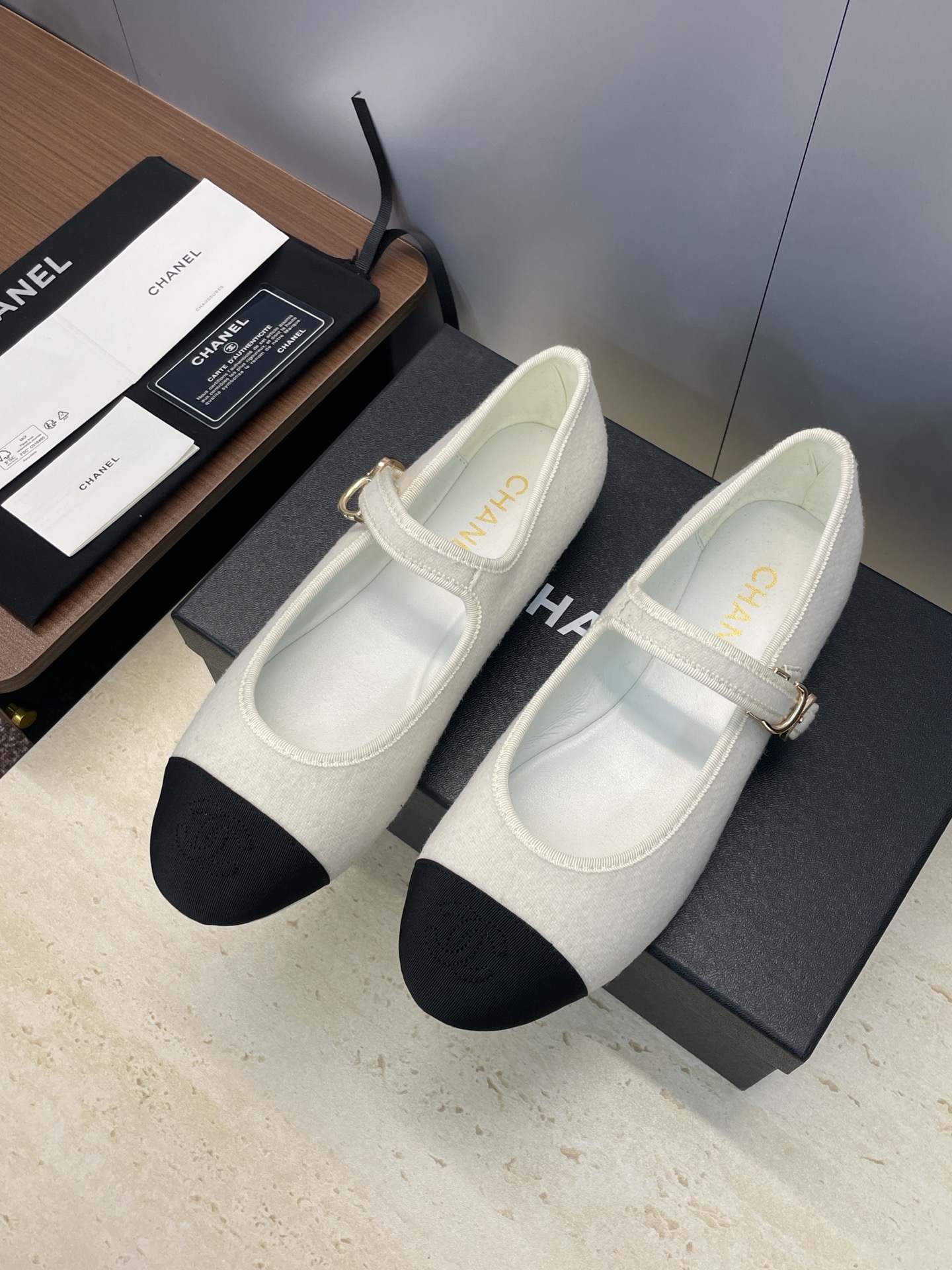 NO:646740,CHANEL Chanel 2025 Autumn and Winter Catwalk New Flat Loaf Women's Shoes Small Fragrant Letters Logo Hardware Buckle Round Toe Low Heel Mary Jane Ballerina Shoes Material Upper Imported Environmentally Friendly Breathable Woolen Fabric++ Hybrid Sheepskin Lining + Original Open-Mold Hardware Buckle + Italian Genuine Leather Outsole Size35-42 (40.41.42 Customized non-returnable), single shoes Mary Jane, chanel, chanel, loafers, mary  jane,sheepskin,leather soles19860909CHANEL 香奈儿 2025秋冬走秀新款平底乐福女鞋 小香字母logo五金扣圆头低跟玛丽珍芭蕾舞女单鞋 材质鞋面进口环保透气毛呢面料++混种羊皮内里+原版开模五金扣+意大利真皮大底 Size35-42(40.41.42定制不退换）,单鞋玛丽珍,chanel,chanel,loafers,mary jane,sheepskin,Leather soles,Women's Shoes