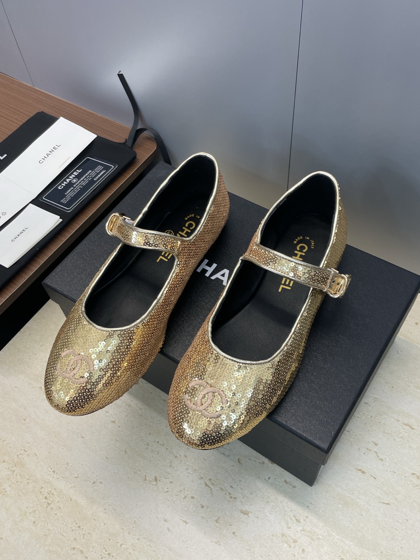 NO:646702,CHANEL Chanel 2025 autumn and winter catwalk new flat-soled loafer women's shoes, small fragrant letter logo hardware buckle, round toe low-heeled Mary Jane ballerina shoes, material upper imported environmentally friendly sequins + mixed sheepskin lining + original molded hardware buckle + Italian leather outsole Size35-42 (40.41.42 customization is not returnable), single shoes Mary Jane, chanel, chanel, loafers, mary  jane,sheepskin,leather soles19860909CHANEL 香奈儿 2025秋冬走秀新款平底乐福女鞋 小香字母logo五金扣圆头低跟玛丽珍芭蕾舞女单鞋 材质鞋面进口环保亮片+混种羊皮内里+原版开模五金扣+意大利真皮大底 Size35-42(40.41.42定制不退换）,单鞋玛丽珍,chanel,chanel,loafers,mary jane,sheepskin,Leather soles,Women's Shoes