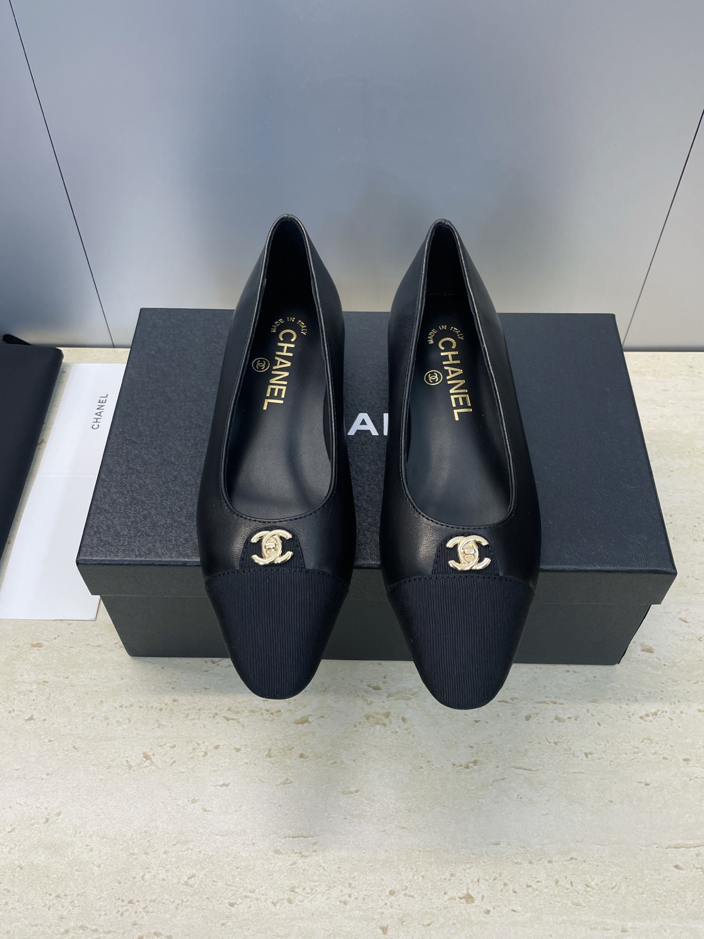 NO:646730,CHANEL Chanel 2025 autumn and winter catwalk new flat-soled loafer women's shoes, small fragrant letter logo hardware buckle, round toe, low heel, Mary Jane ballet color matching women's shoes, material upper imported calfskin + mixed sheepskin lining + original molded hardware buckle + Italian leather outsole Size35-42 (40.41.42 customization is not returnable), single shoes Mary Jane, chanel, chanel, loafers, mary  jane,cowhide,sheepskin,Leather soles19860909CHANEL 香奈儿 2025秋冬走秀新款平底乐福女鞋 小香字母logo五金扣圆头低跟玛丽珍芭蕾舞拼色女单鞋 材质鞋面进口小牛皮+混种羊皮内里+原版开模五金扣+意大利真皮大底 Size35-42(40.41.42定制不退换）,单鞋玛丽珍,chanel,chanel,loafers,mary jane,cowhide,sheepskin,Leather soles,Women's Shoes