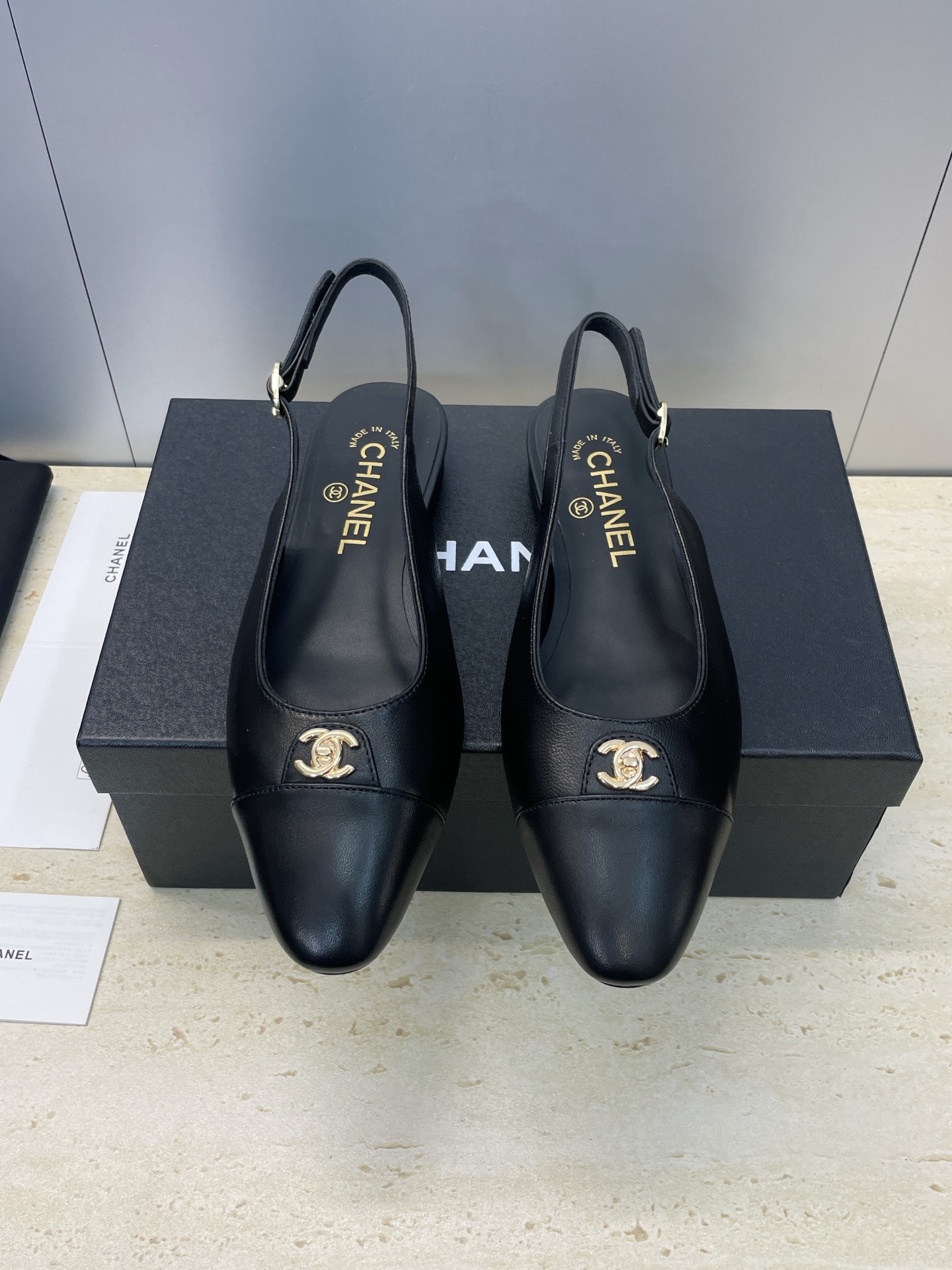 NO:646709,CHANEL Chanel 2025 early autumn catwalk new flat women's shoes, small fragrant letter logo hardware buckle, round toe, low heel, color matching, empty back women's sandals Material upper imported calfskin + mixed sheepskin lining + original molded hardware buckle + Italian genuine leather outsole Size35-42 (40.41.42 customization is not returnable), sandals, chanel, chanel, sandals, cowhide, sheepskin, Leather soles19860909CHANEL 香奈儿 2025早秋走秀新款平底女鞋 小香字母logo五金扣圆头低跟拼色后空女凉鞋 材质鞋面进口小牛皮+混种羊皮内里+原版开模五金扣+意大利真皮大底 Size35-42(40.41.42定制不退换）,凉鞋,chanel,chanel,sandals,cowhide,sheepskin,Leather soles,Women's Shoes