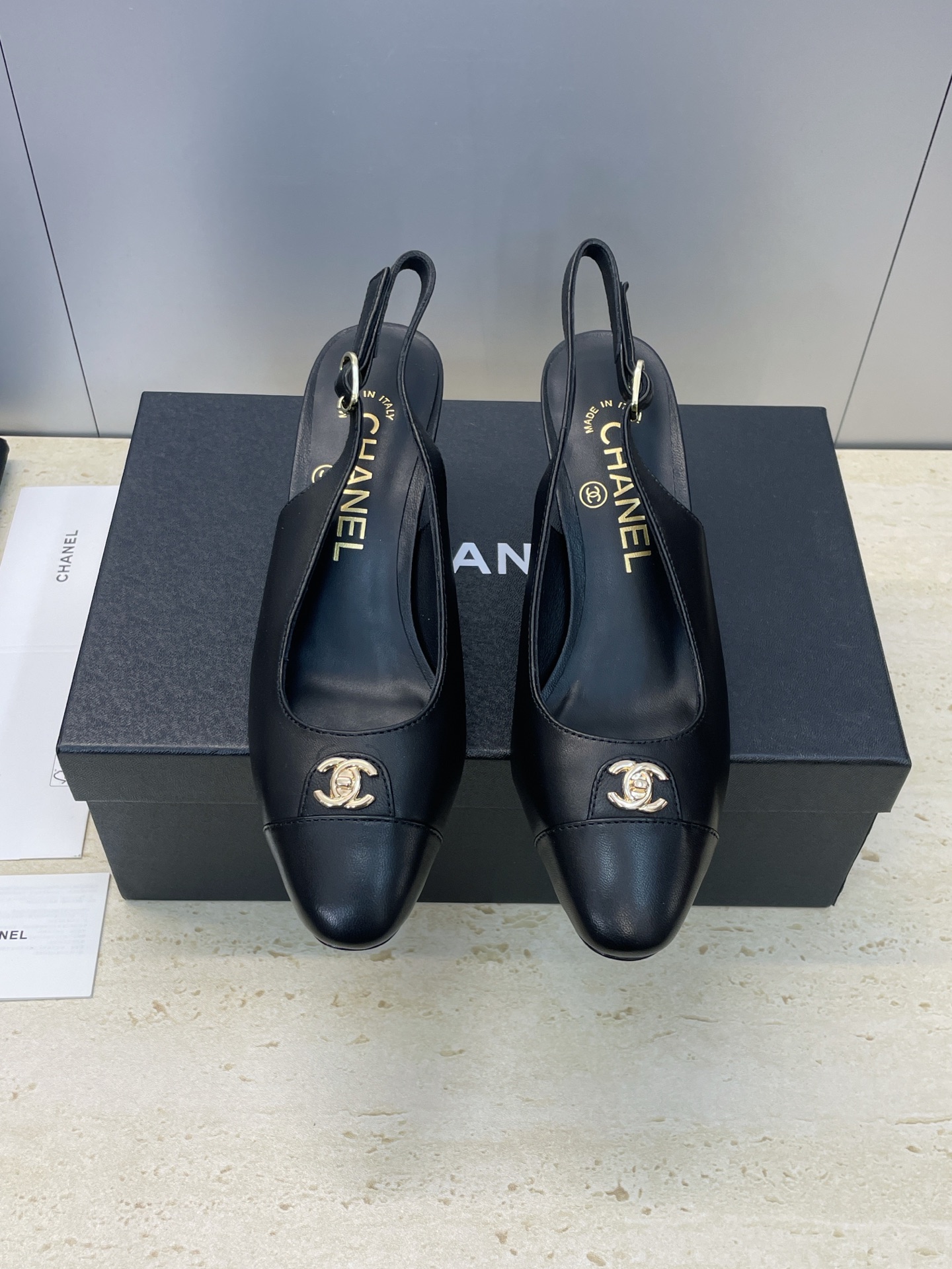 NO:646715,CHANEL Chanel 2025 early autumn catwalk new high-heeled women's shoes, small fragrant letter logo hardware buckle, round toe thick heel, color matching, empty back women's sandals, material upper imported calfskin + mixed sheepskin lining + original molded hardware buckle + Italian leather outsole Heel height: 7CM  Size35-42 (40.41.42 customization is not returnable), sandals, chanel, chanel, sandals, cowhide, sheepskin, Leather soles19860909CHANEL 香奈儿 2025早秋走秀新款高跟女鞋 小香字母logo五金扣圆头粗跟拼色后空女凉鞋 材质鞋面进口小牛皮+混种羊皮内里+原版开模五金扣+意大利真皮大底 跟高:7CM Size35-42(40.41.42定制不退换）,凉鞋,chanel,chanel,sandals,cowhide,sheepskin,Leather soles,Women's Shoes