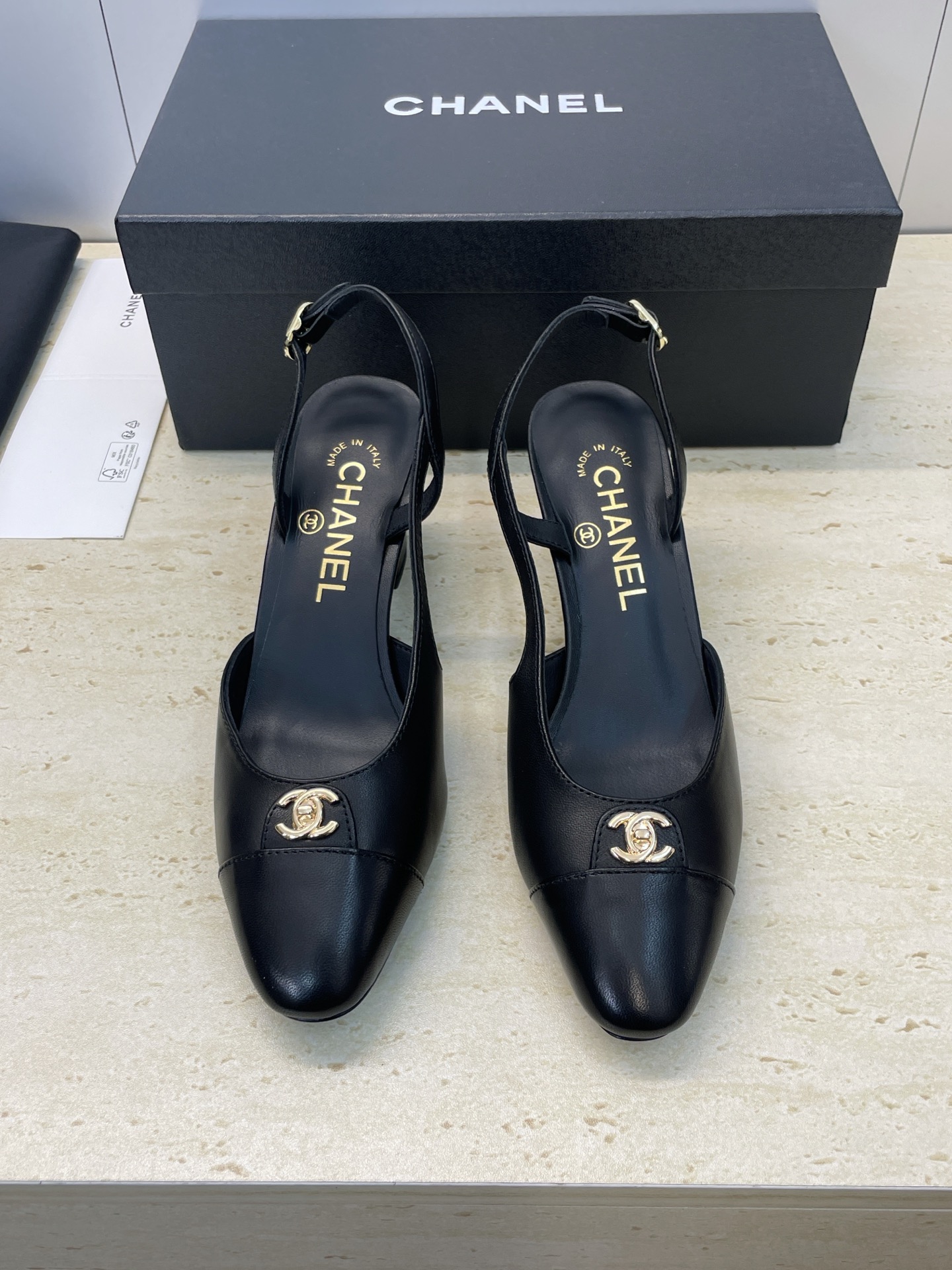 NO:646720,CHANEL Chanel 2025 early autumn catwalk new high-heeled women's shoes, small fragrant letter logo hardware buckle, round toe thick heel, color matching side hollow women's sandals, material upper imported calfskin + mixed sheepskin lining + original molded hardware buckle + Italian leather outsole Heel height: 7CM  Size35-42 (40.41.42 customization is not returnable), sandals, chanel, chanel, sandals, cowhide, sheepskin, Leather soles19860909CHANEL 香奈儿 2025早秋走秀新款高跟女鞋 小香字母logo五金扣圆头粗跟拼色侧空女凉鞋 材质鞋面进口小牛皮+混种羊皮内里+原版开模五金扣+意大利真皮大底 跟高:7CM Size35-42(40.41.42定制不退换）,凉鞋,chanel,chanel,sandals,cowhide,sheepskin,Leather soles,Women's Shoes