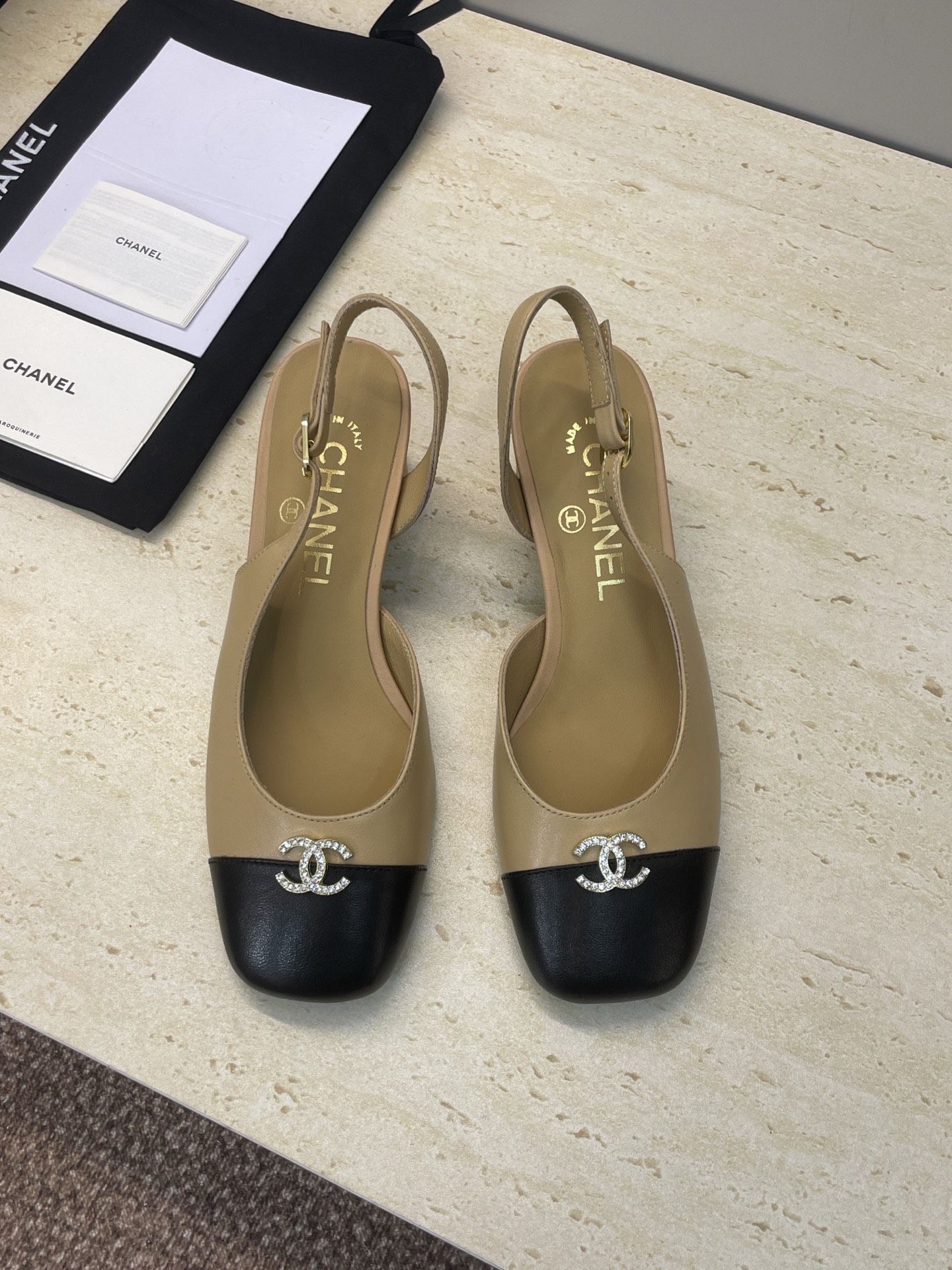 NO:646725,CHANEL Chanel 2025 early autumn catwalk new high-heeled women's shoes, small fragrant letter logo rhinestone hardware buckle square toe thick heel color matching side hollow women's sandals Material upper imported calfskin + mixed sheepskin lining + original molded hardware buckle + Italian leather outsole Heel height: 6.5CM  Size35-42 (40.41.42 customization is not returnable), sandals, chanel, chanel, sandals, cowhide, sheepskin, Leather soles19860909CHANEL 香奈儿 2025早秋走秀新款高跟女鞋 小香字母logo水钻五金扣方头粗跟拼色侧空女凉鞋 材质鞋面进口小牛皮+混种羊皮内里+原版开模五金扣+意大利真皮大底 跟高:6.5CM Size35-42(40.41.42定制不退换）,凉鞋,chanel,chanel,sandals,cowhide,sheepskin,Leather soles,Women's Shoes