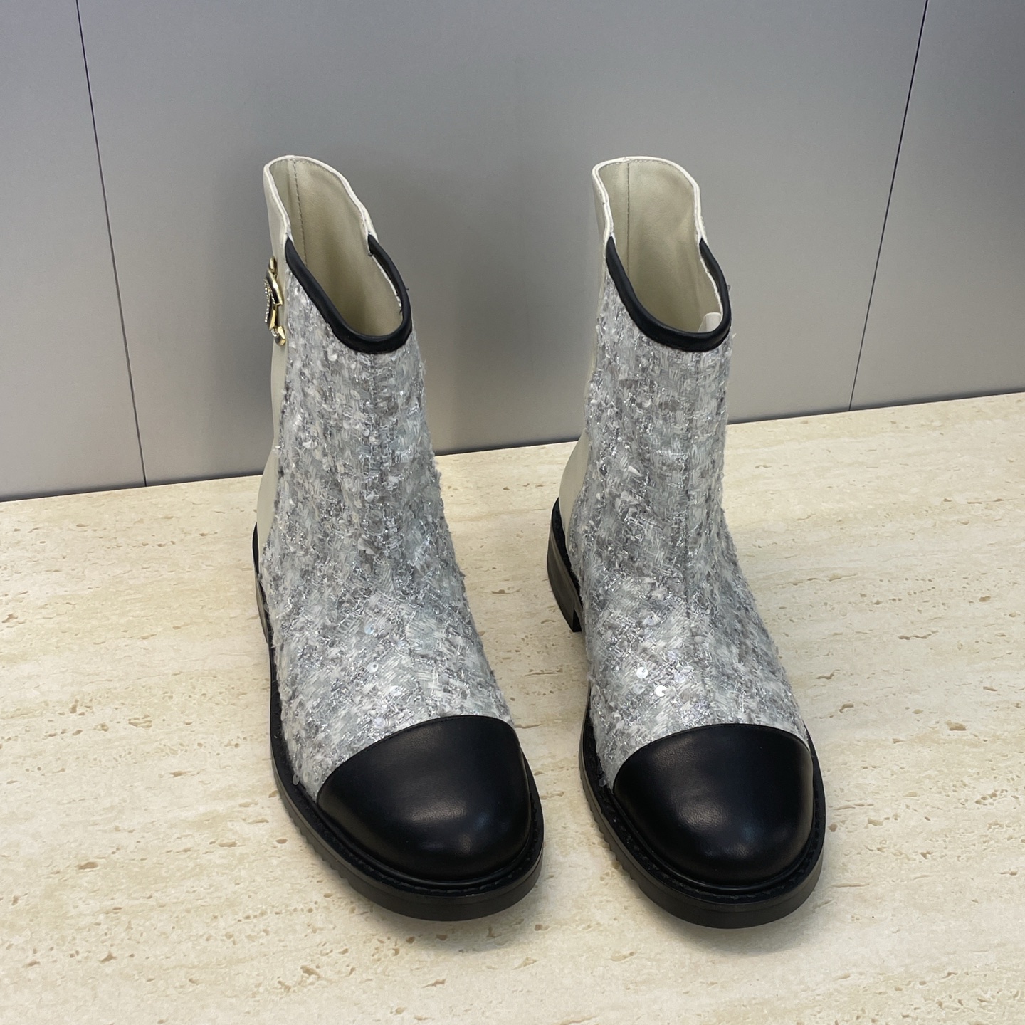 NO:646698,Chanel 2025 autumn and winter new style and nude color-blocked women's short boots, small fragrant letter logo rhinestone hardware buckle, round toe low heel, color-blocked motorcycle rider boots. Material: imported calfskin upper/imported environmentally friendly breathable woolen material + water-dyed sheepskin lining + original molded outsole. Heel height: 2.5CM  Size35-41 (40.41 custom-made, non-refundable), boots, chanel, chanel, boots, cowhide, sheepskin19860909Chanel 香奈儿 2025秋冬新款及裸拼色女短靴 小香字母logo水钻五金扣圆头低跟拼色机车骑士靴 材质:鞋面进口小牛皮/进口环保透气毛呢料+水染羊皮内里+原版开模大底 跟高:2.5CM Size35-41(40.41定做不退换）,靴子,chanel,chanel,boots,cowhide,sheepskin,Women's Shoes