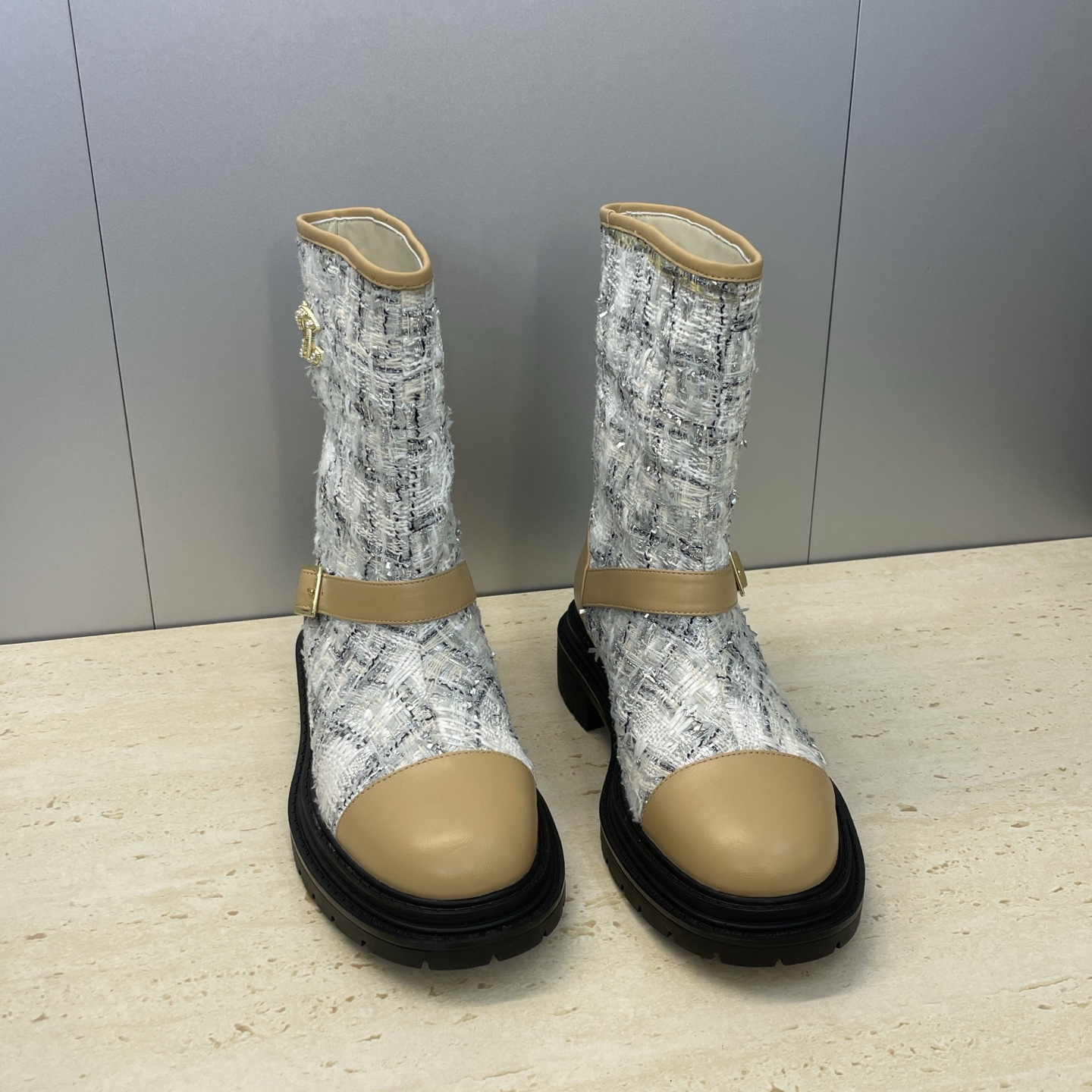 NO:646704,Chanel 2025 autumn and winter new style and nude color-blocked women's short boots, small fragrant letter logo, rhinestone hardware belt buckle, round toe, low heel, color-blocked motorcycle rider boots. Material: imported calfskin upper/imported environmentally friendly breathable woolen material + water-dyed sheepskin lining + original molded outsole. Heel height: 2.5CM  Size35-41 (40.41 custom-made, non-refundable), boots, chanel, chanel, boots, cowhide, sheepskin19860909Chanel 香奈儿 2025秋冬新款及裸拼色女短靴 小香字母logo水钻五金皮带扣圆头低跟拼色机车骑士靴 材质:鞋面进口小牛皮/进口环保透气毛呢料+水染羊皮内里+原版开模大底 跟高:2.5CM Size35-41(40.41定做不退换）,靴子,chanel,chanel,boots,cowhide,sheepskin,Women's Shoes